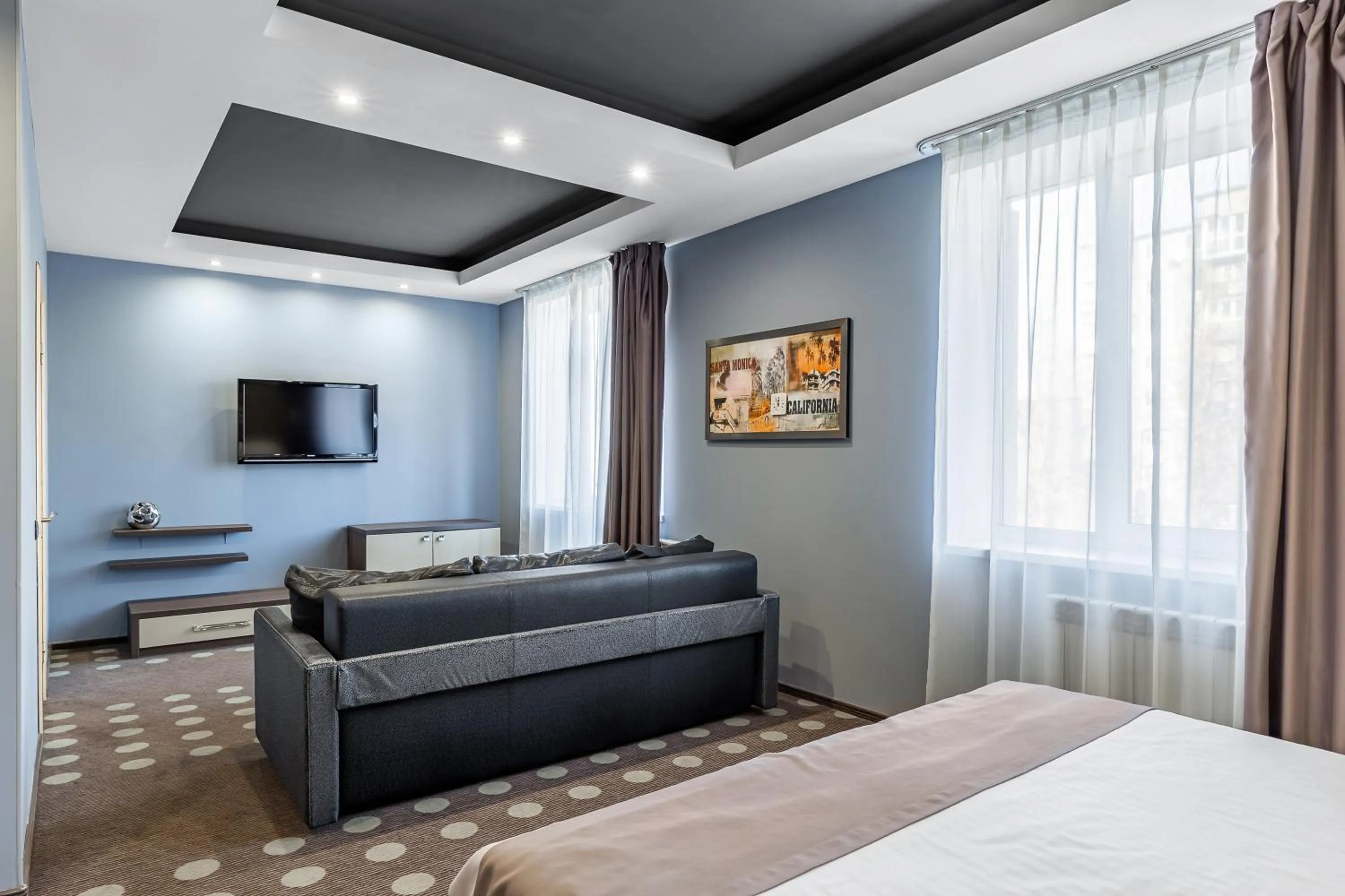 Communal lounge/ TV room, Bed in Ambassador Plaza