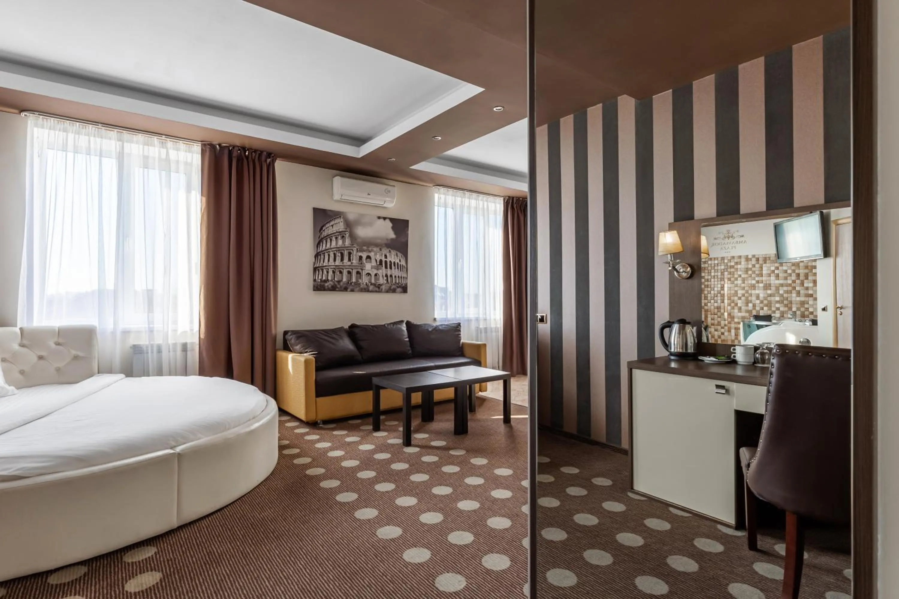 TV and multimedia, Bed in Ambassador Plaza