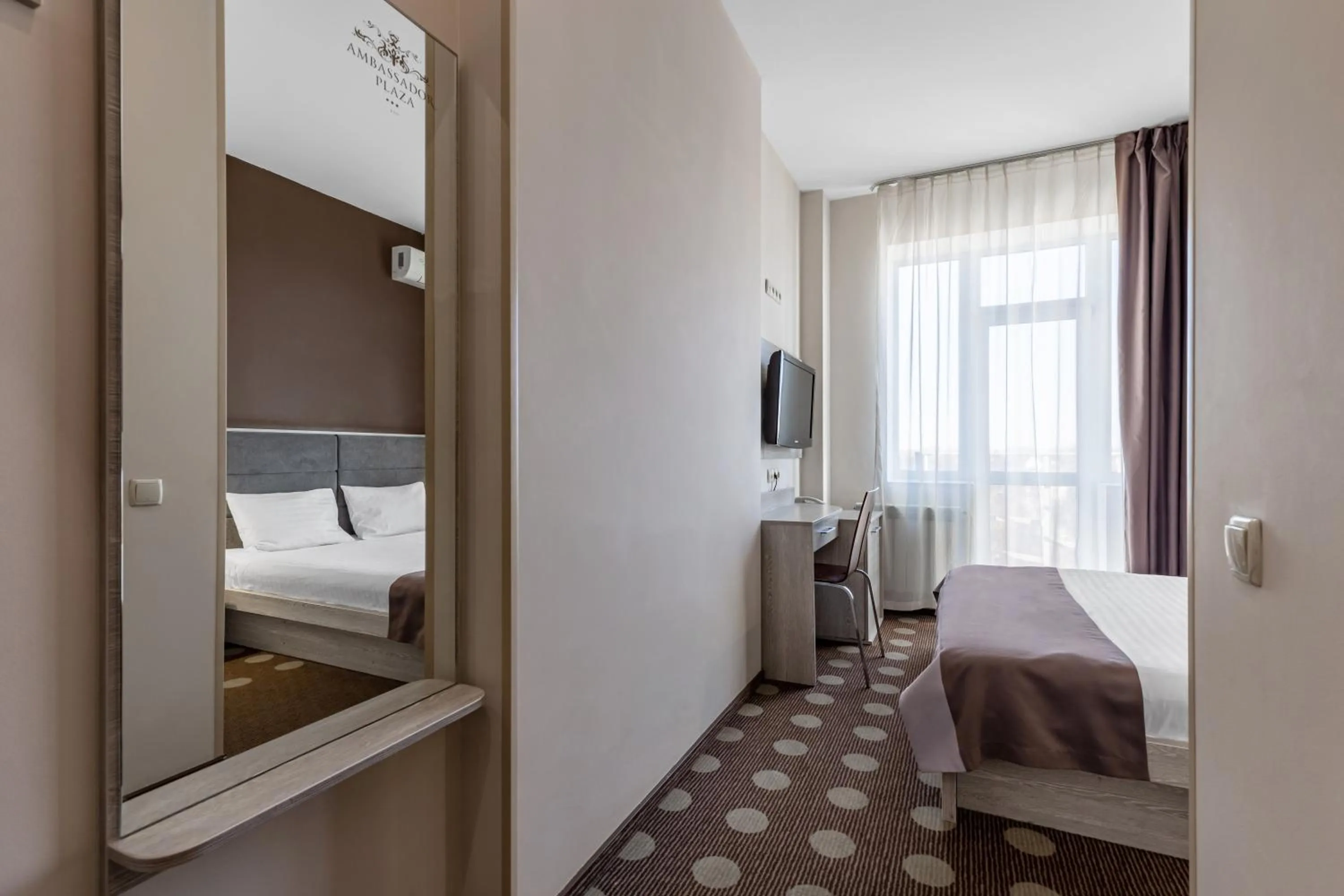 Living room, Bed in Ambassador Plaza