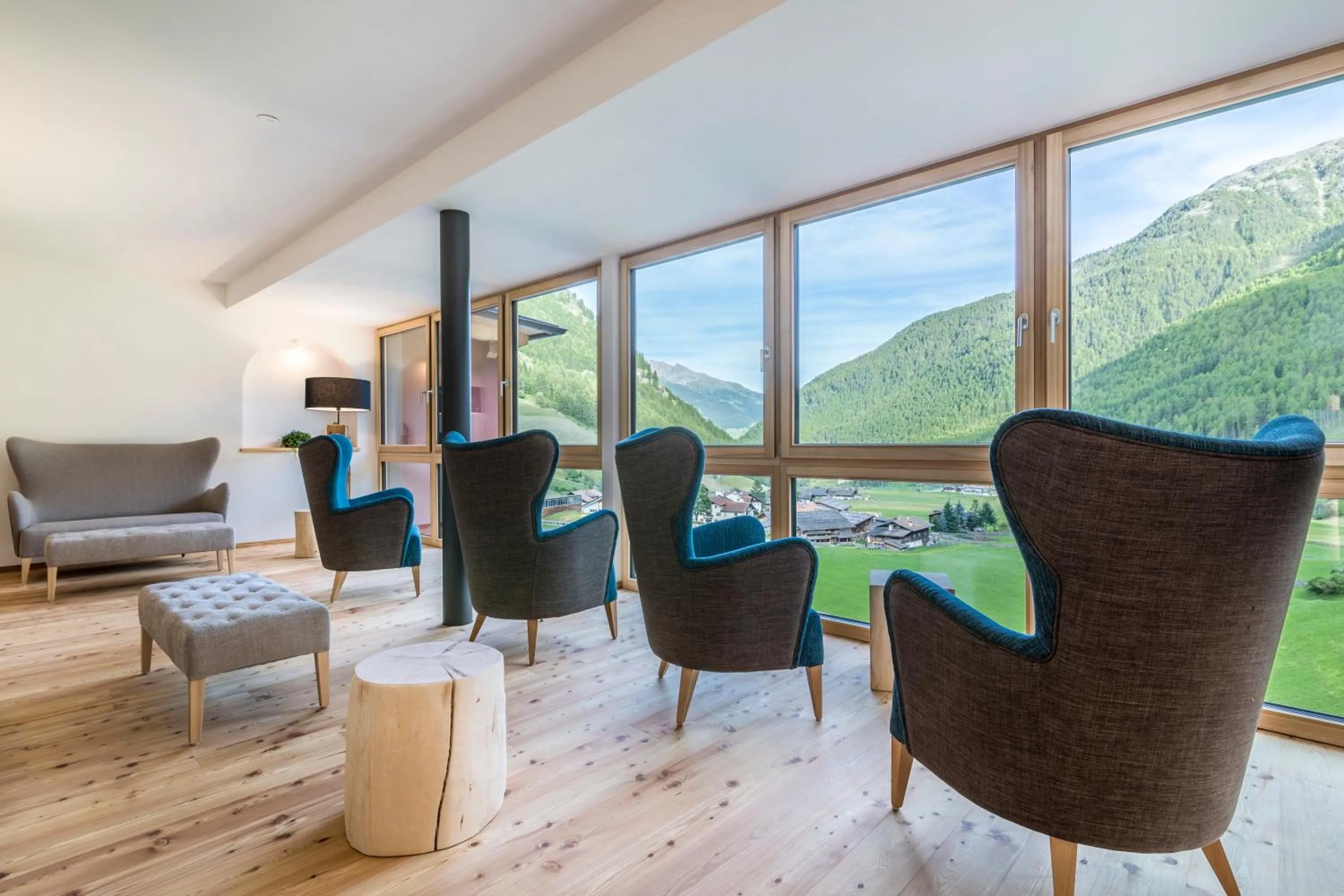 Communal lounge/ TV room in Tonzhaus Hotel