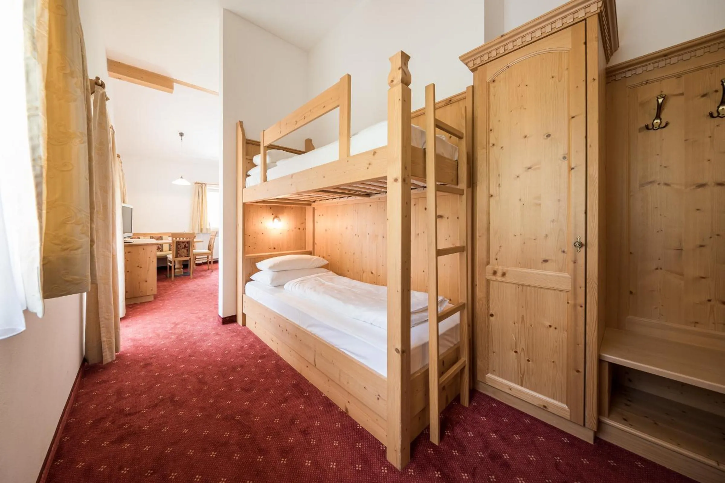 bunk bed, Bed in Tonzhaus Hotel