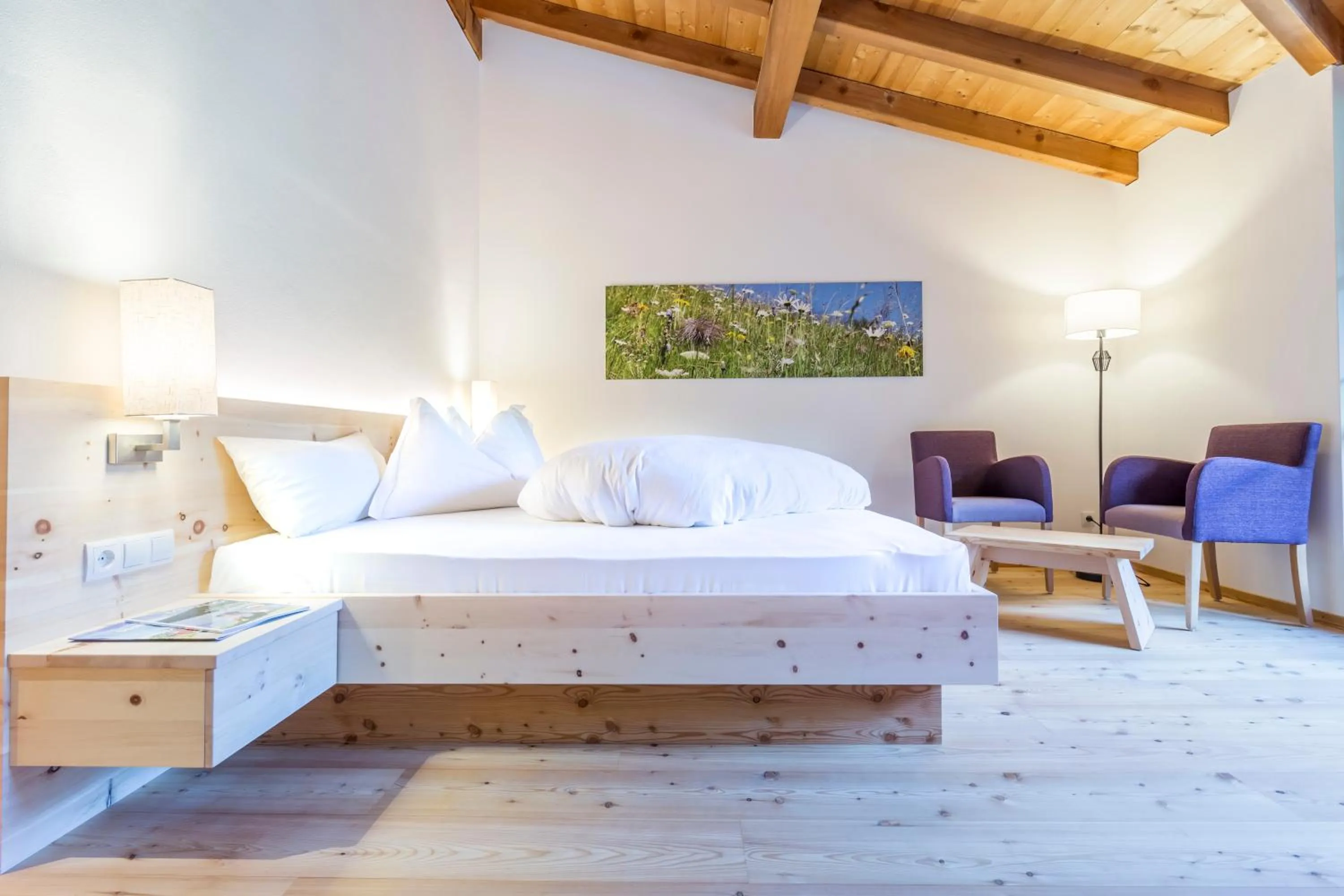 Photo of the whole room, Bed in Tonzhaus Hotel