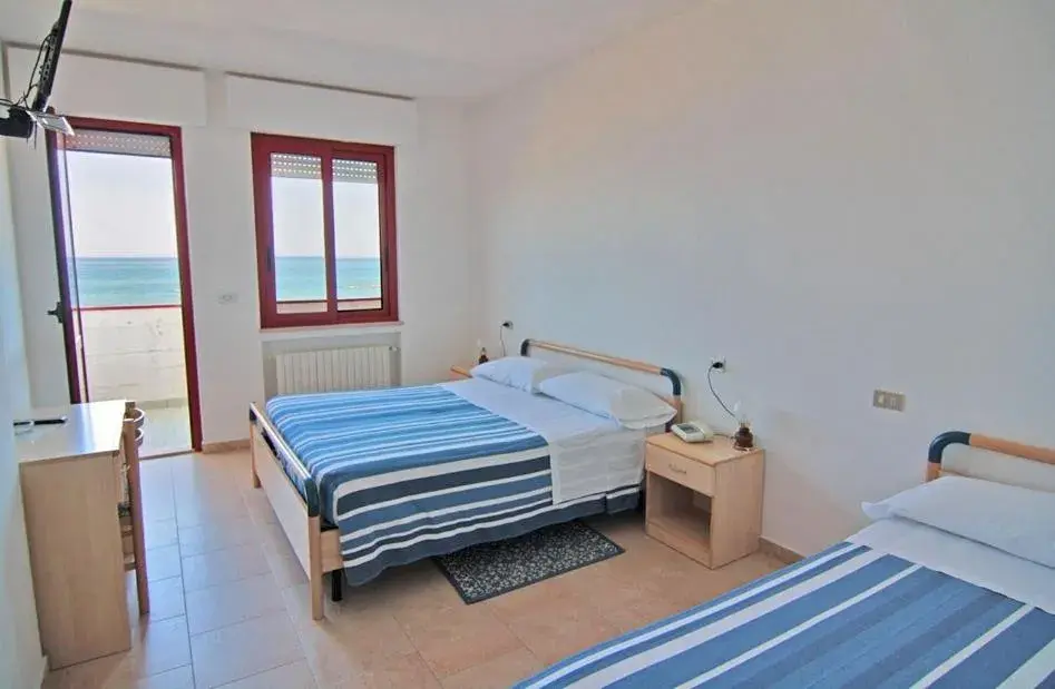 Economy Quadruple Room in Hotel Palmarosa Economy Quadruple Room in Hotel Palmarosa