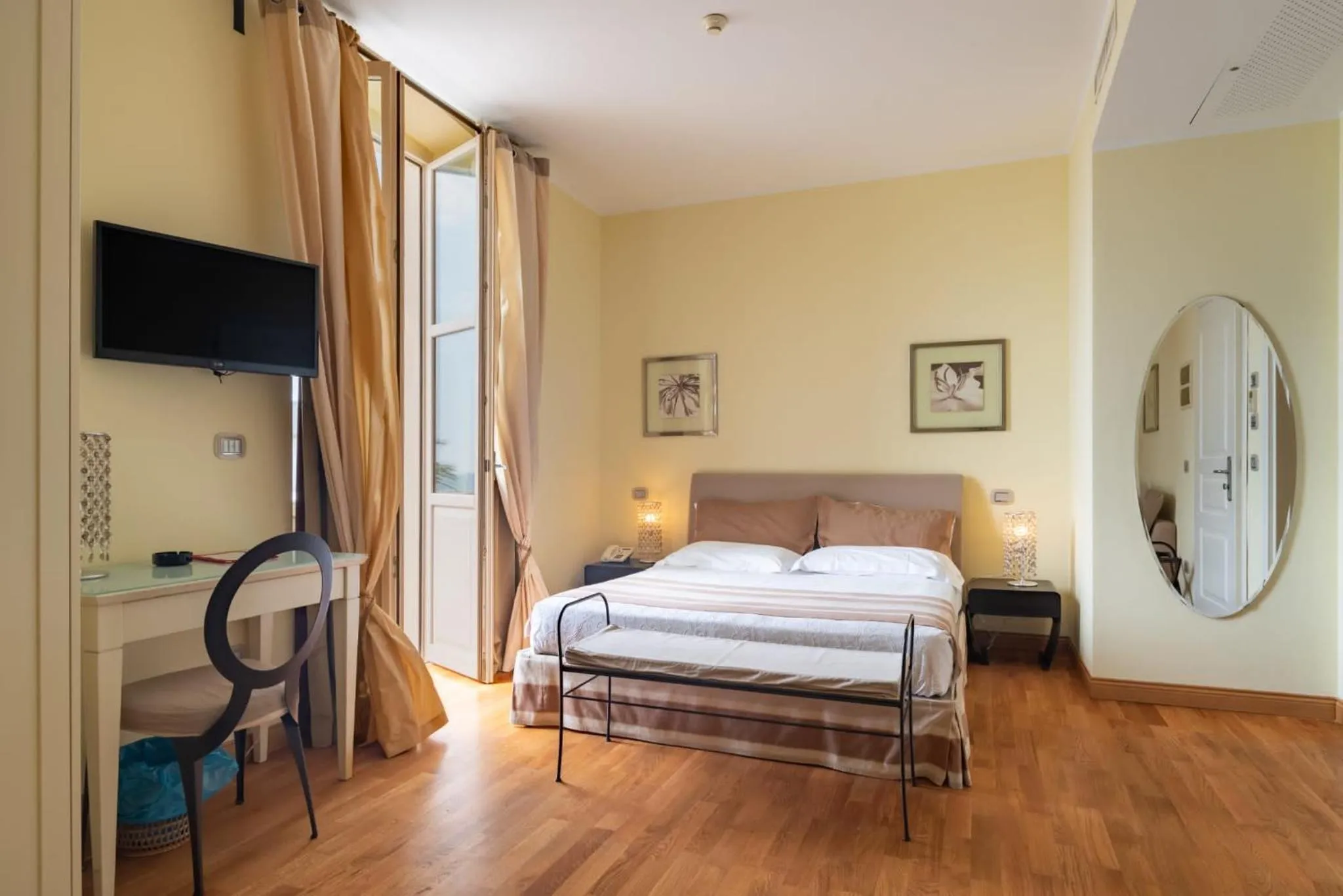 Bedroom, Bed in Hotel De La Plage