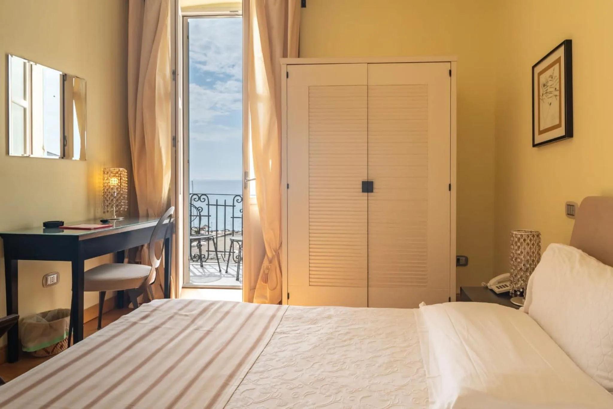 Bedroom, Bed in Hotel De La Plage