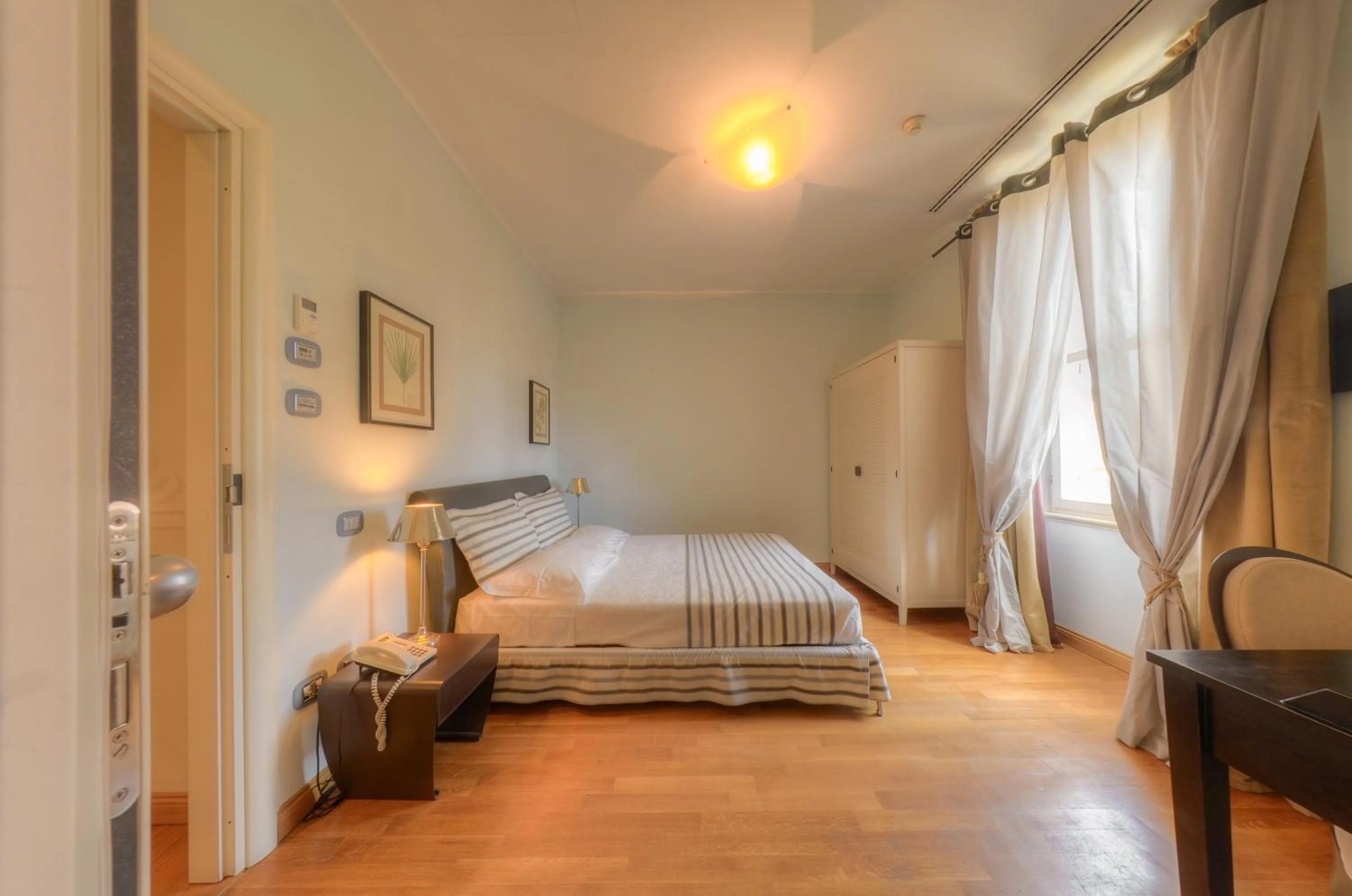 Bedroom, Bed in Hotel De La Plage