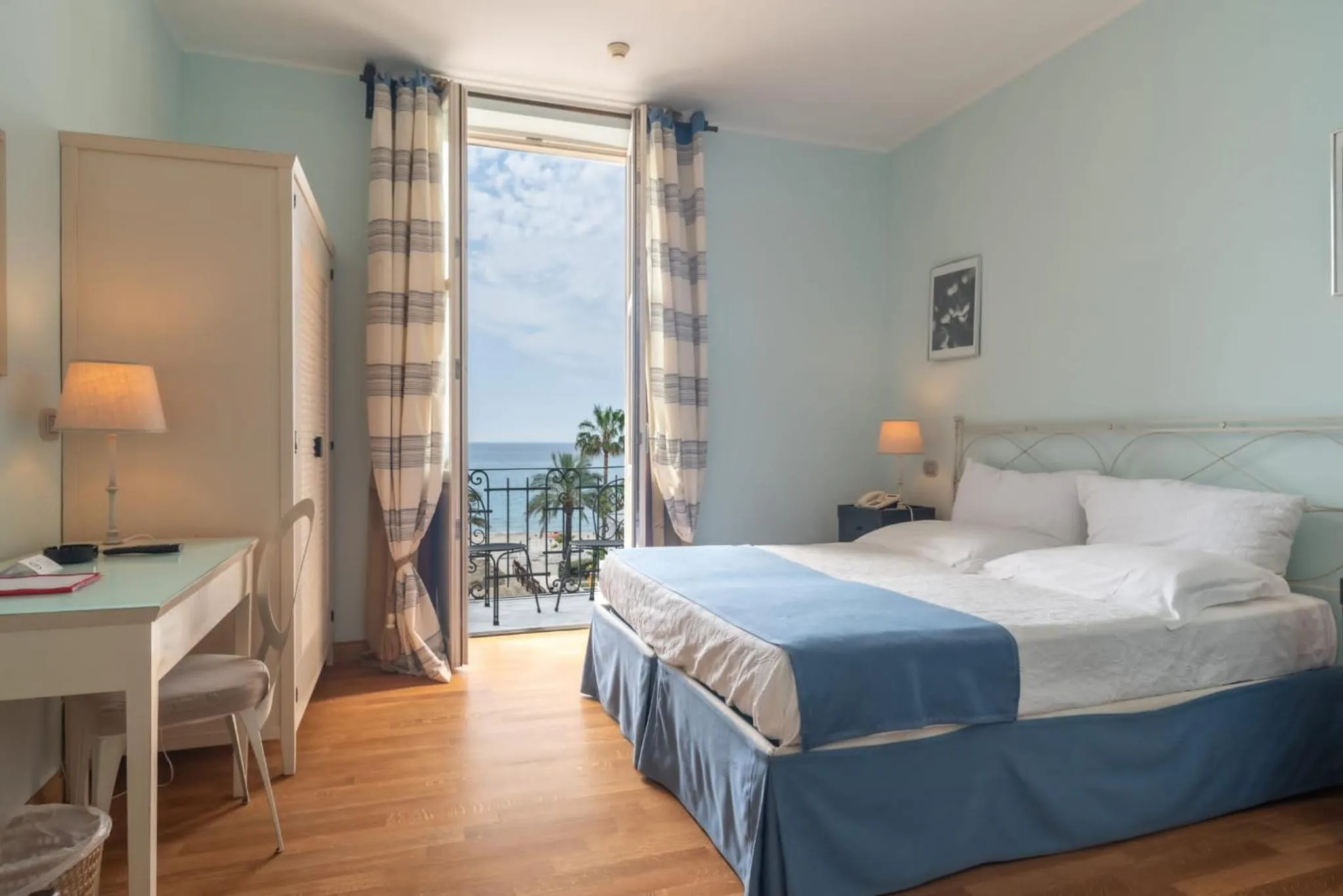 Bedroom, Bed in Hotel De La Plage