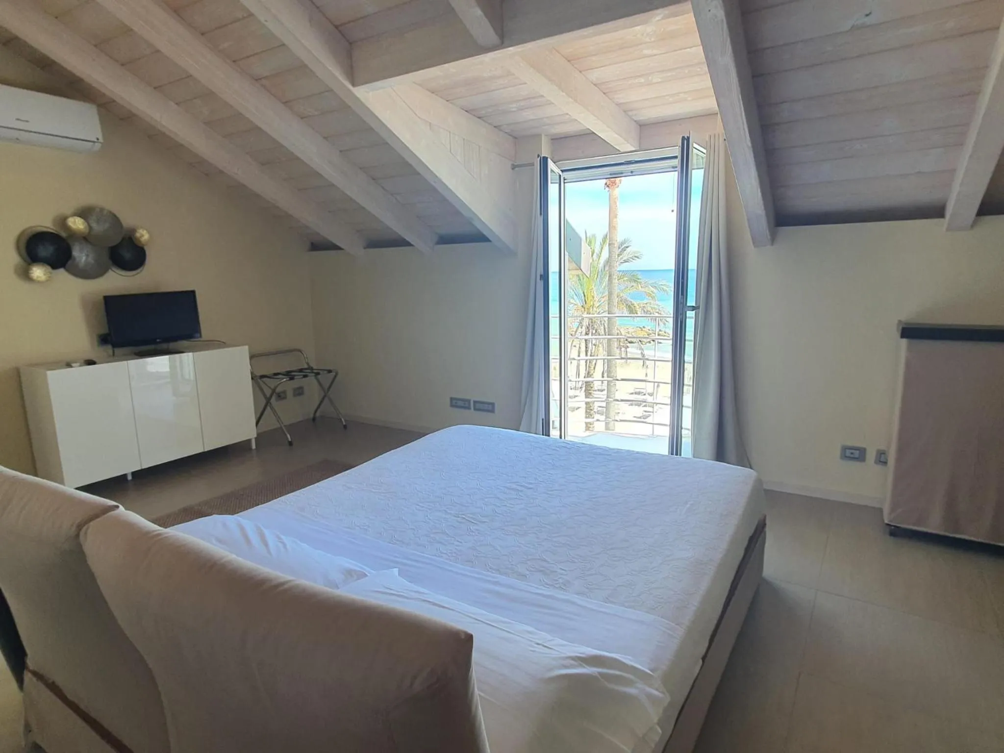 Bed in Hotel De La Plage