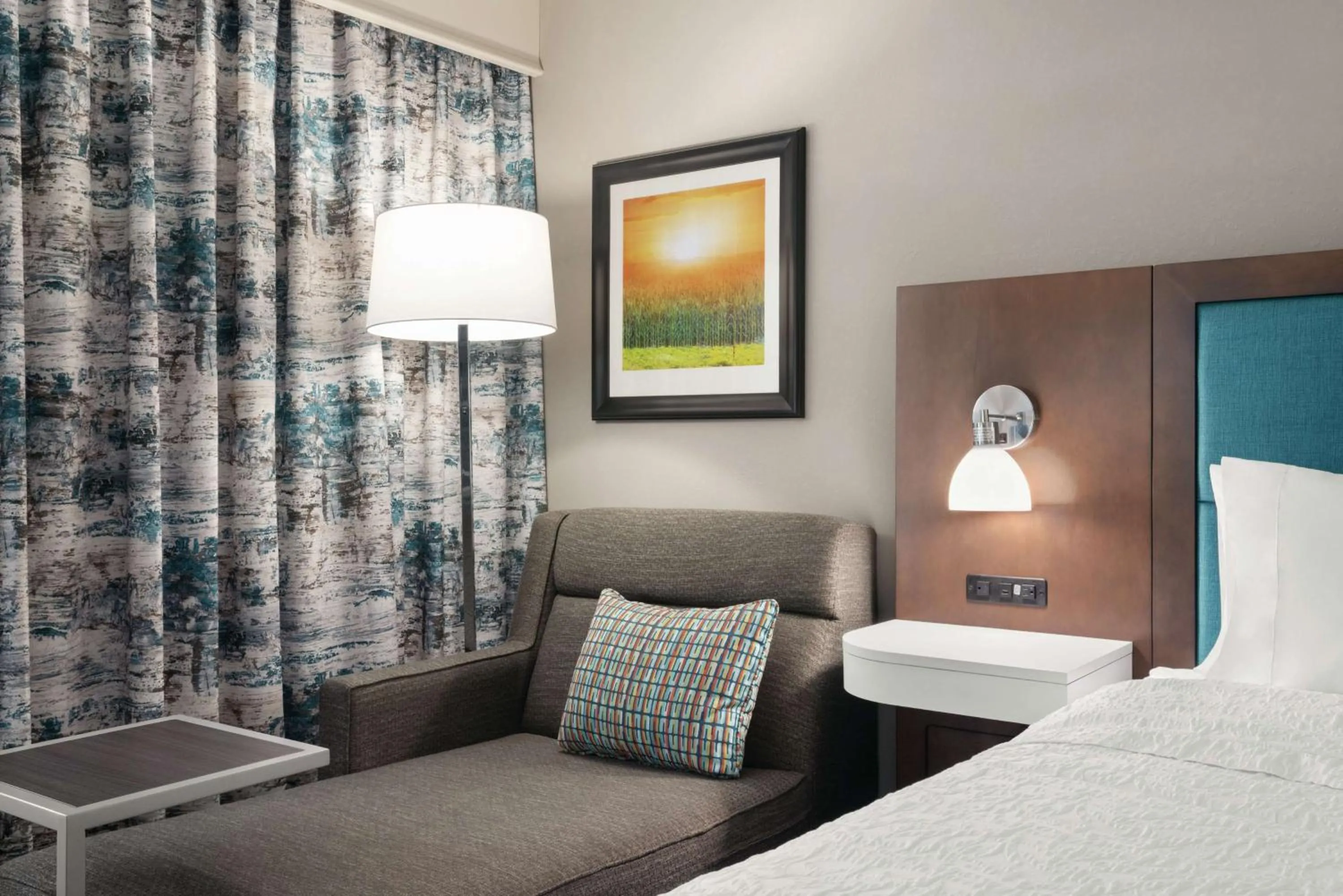 Living room, Bed in Hampton Inn Champaign Southwest