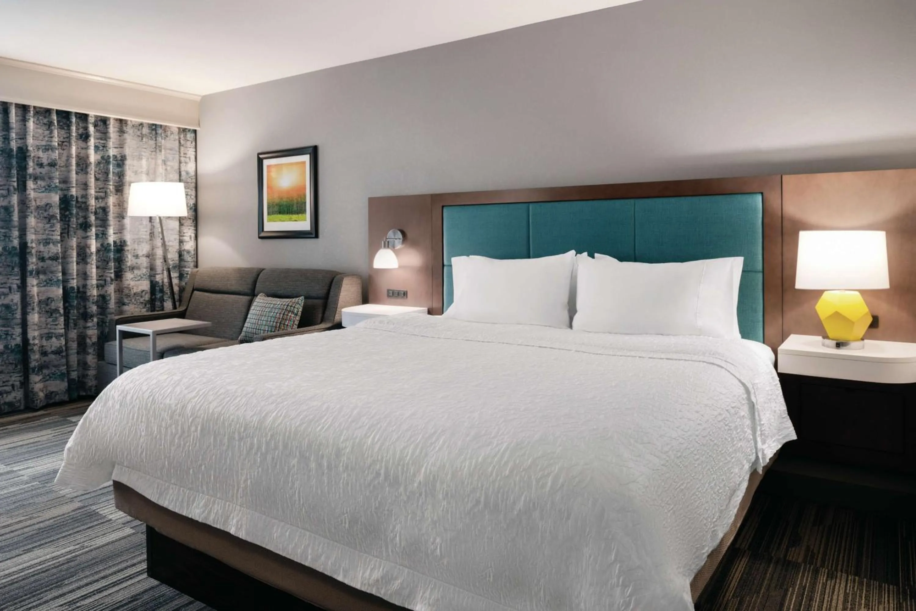 Living room, Bed in Hampton Inn Champaign Southwest