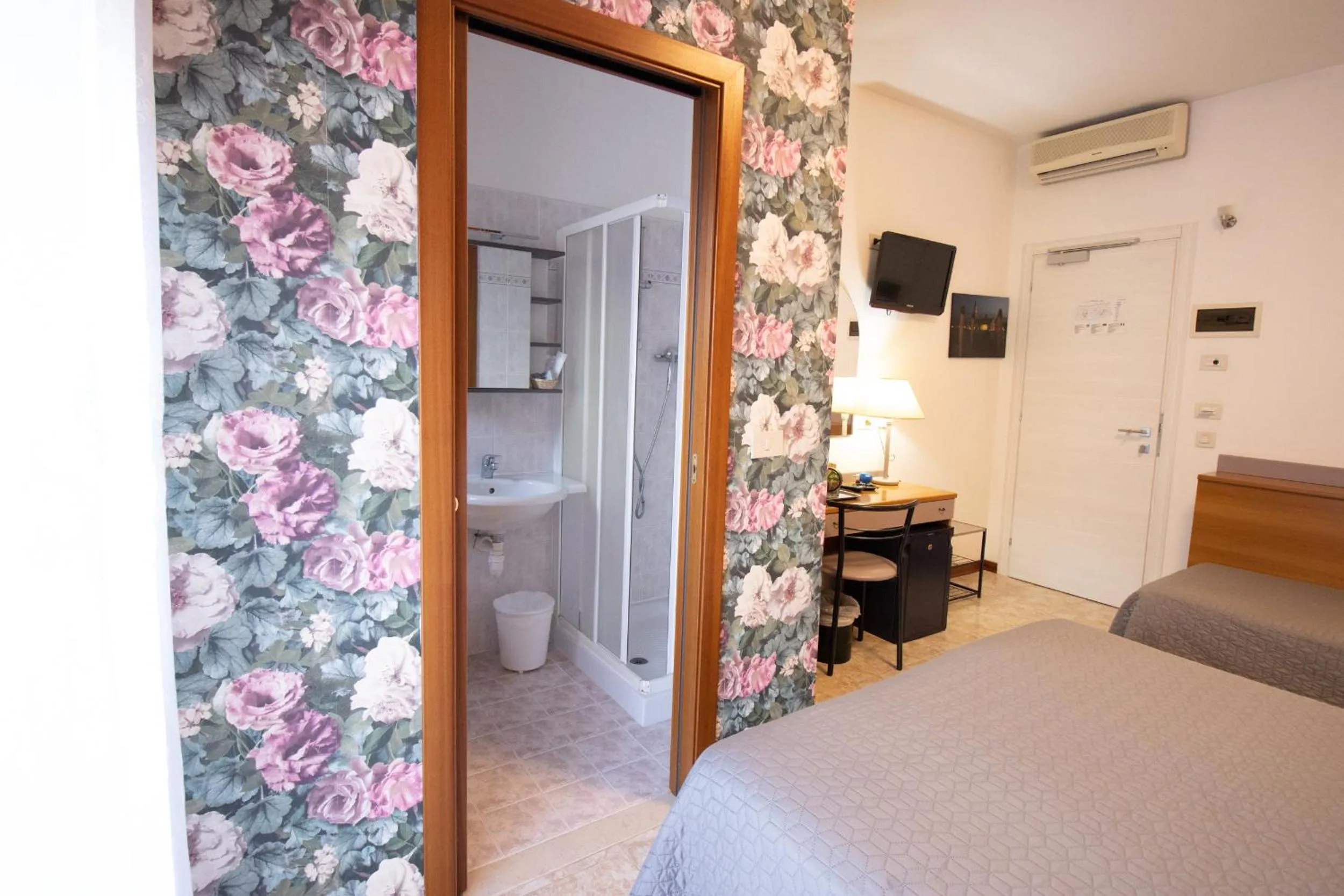 Bathroom, Bed in Hotel Crystal