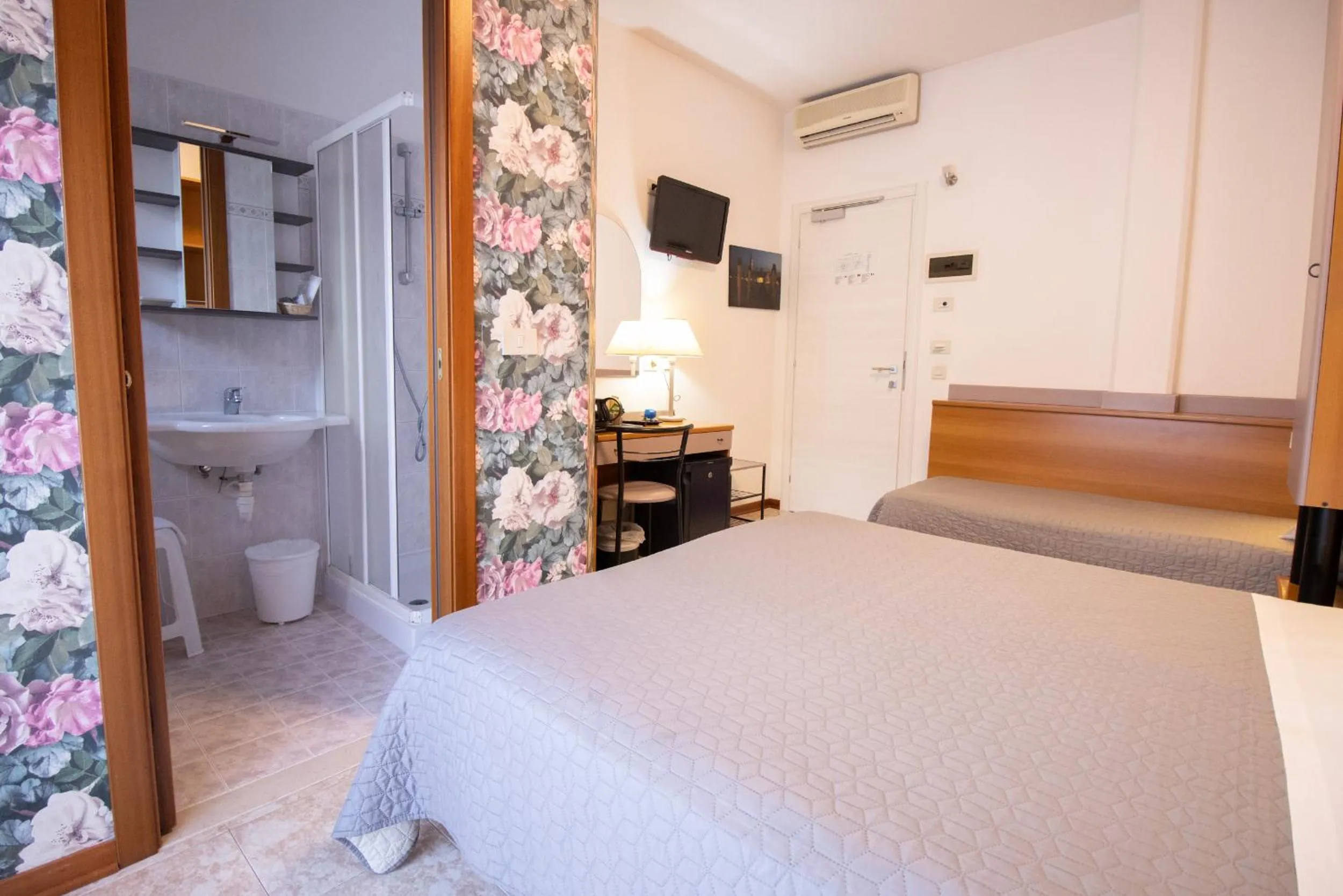 Bathroom, Bed in Hotel Crystal