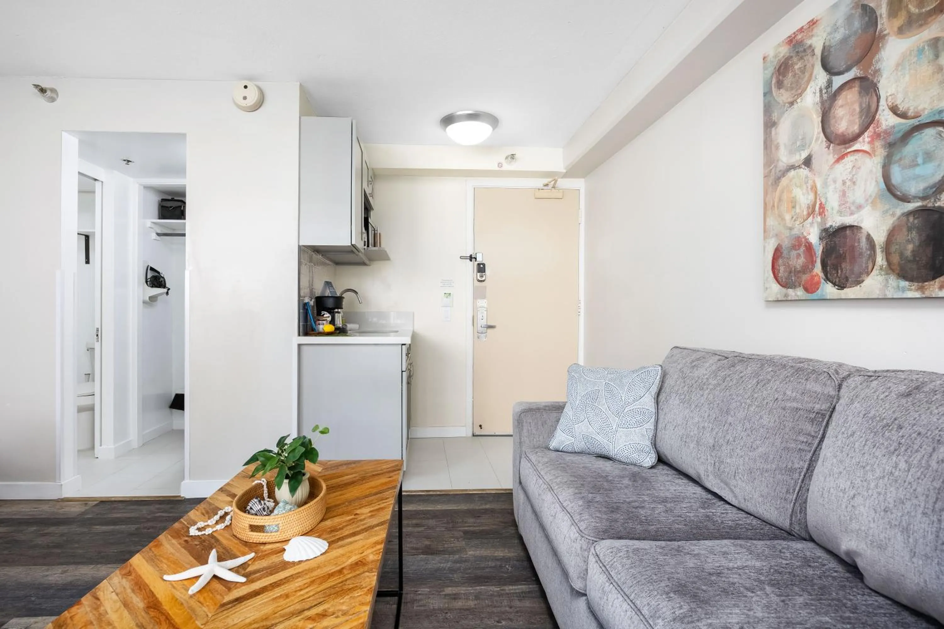 Living room in Renovated Studio with Pool Access at Aloha Surf