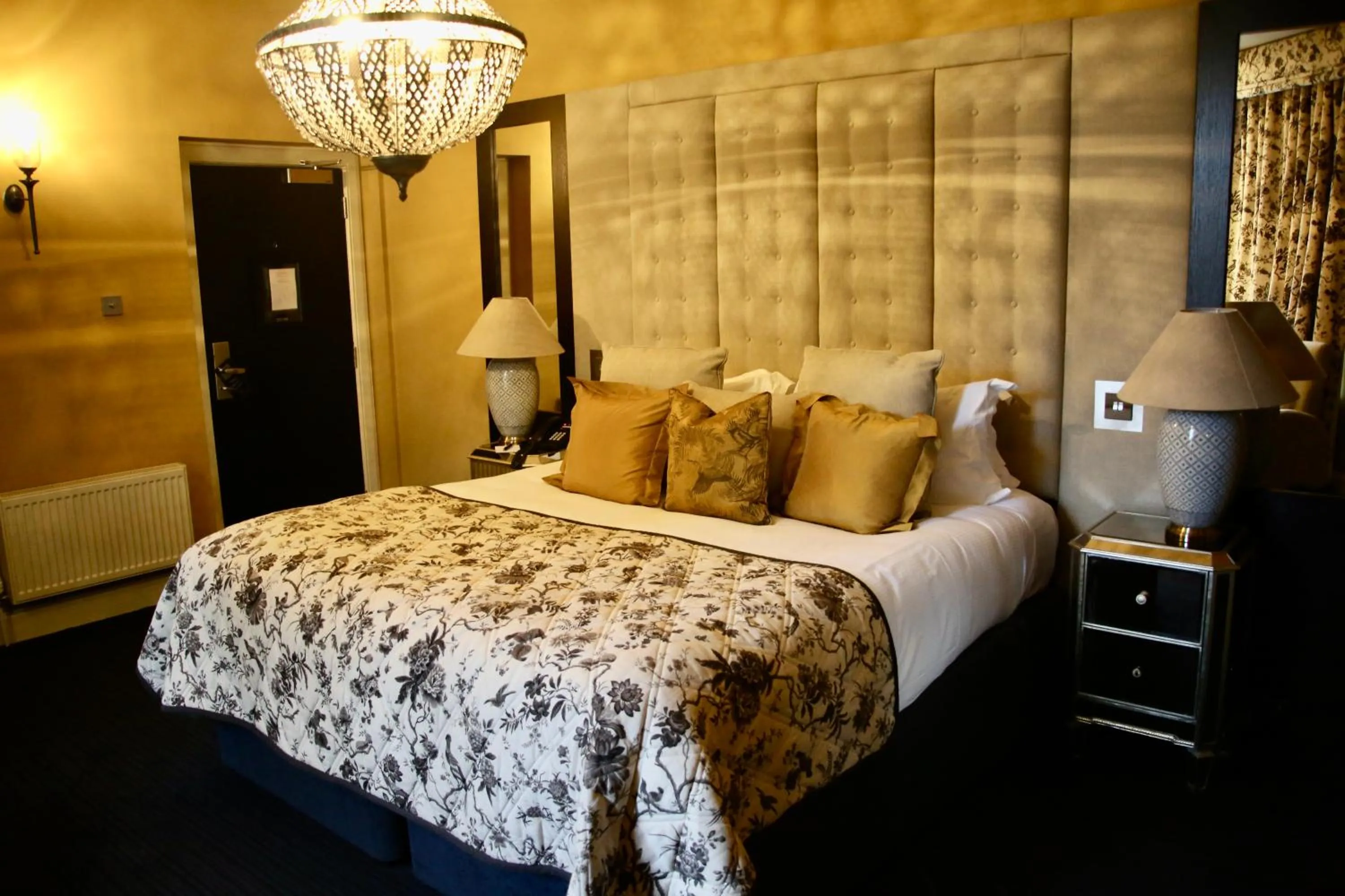 Bedroom, Bed in Cairn Lodge