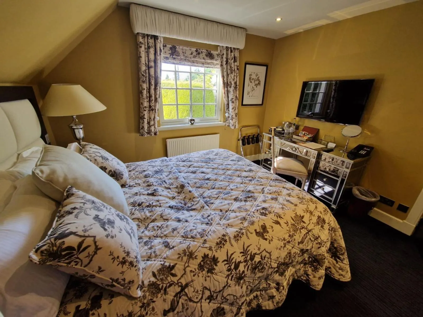 Bedroom, Bed in Cairn Lodge