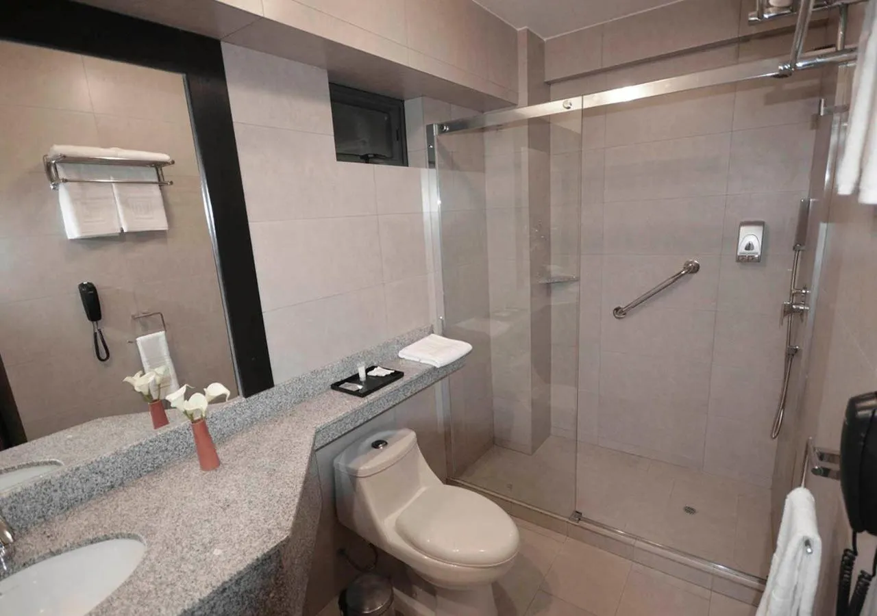 Shower in qp Hotels Trujillo