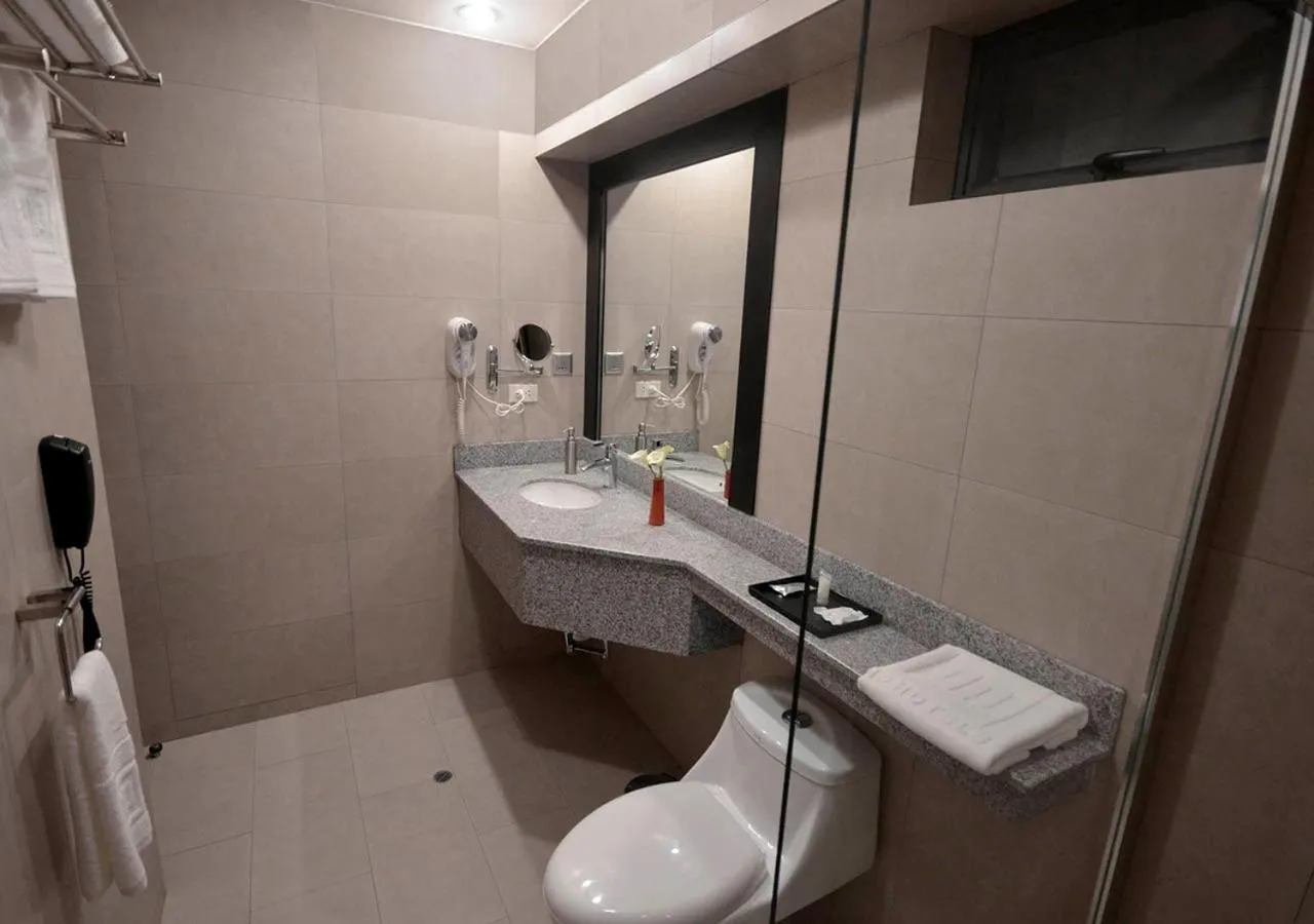 Bathroom in qp Hotels Trujillo