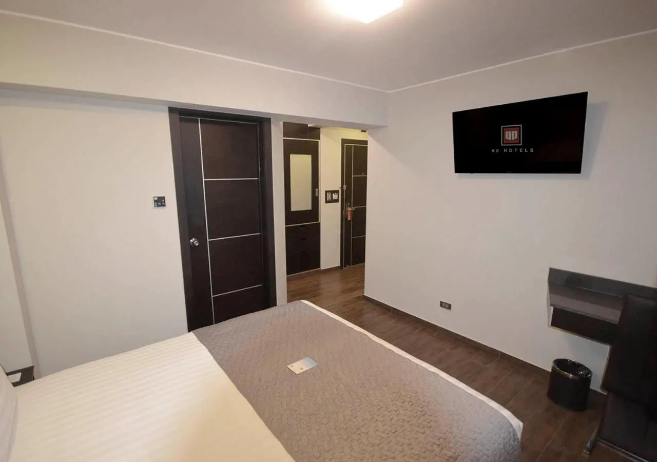 Bedroom, Bed in qp Hotels Trujillo