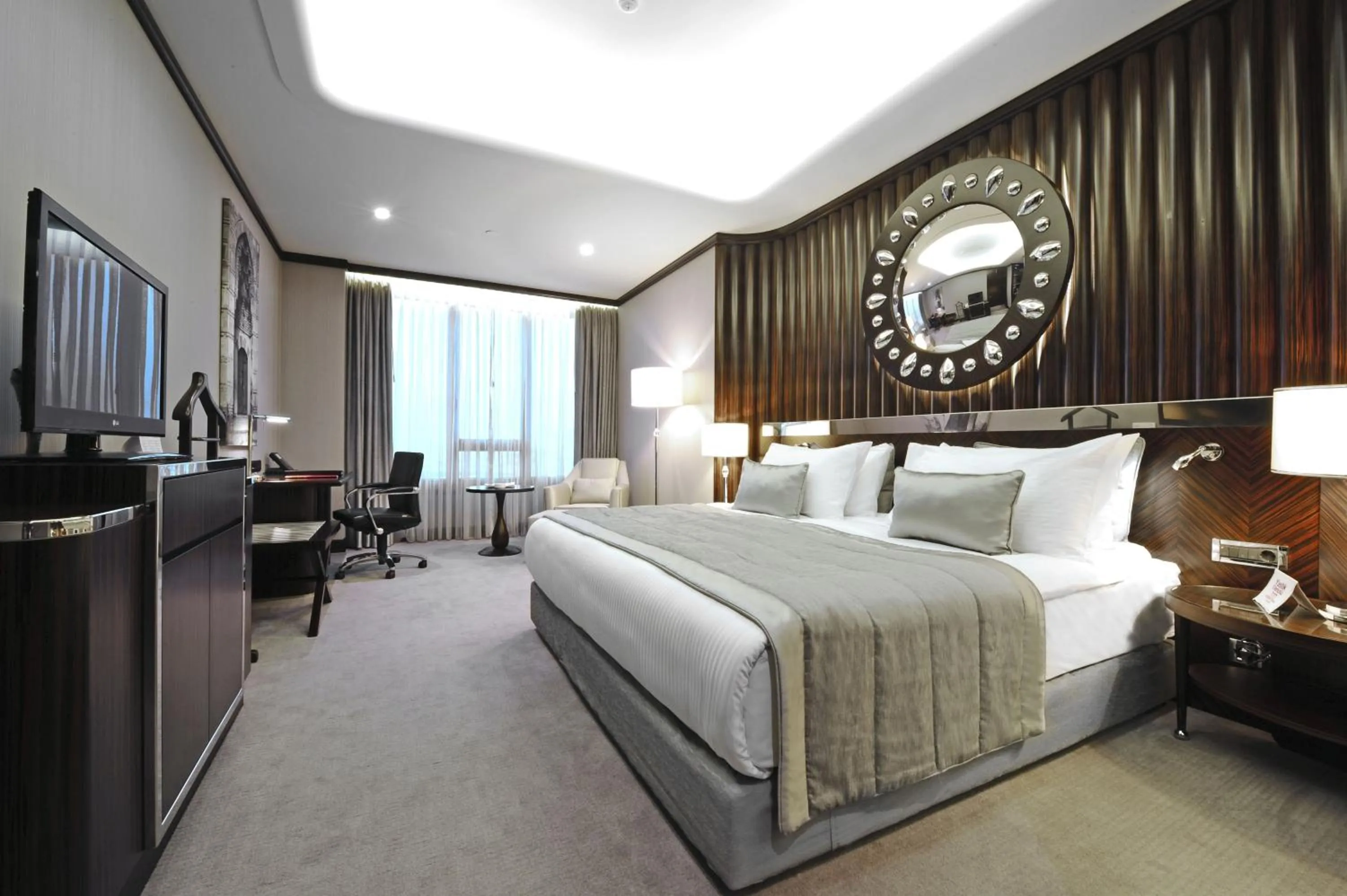 Photo of the whole room, Bed in Crowne Plaza Bursa Convention Center & Thermal Spa by IHG