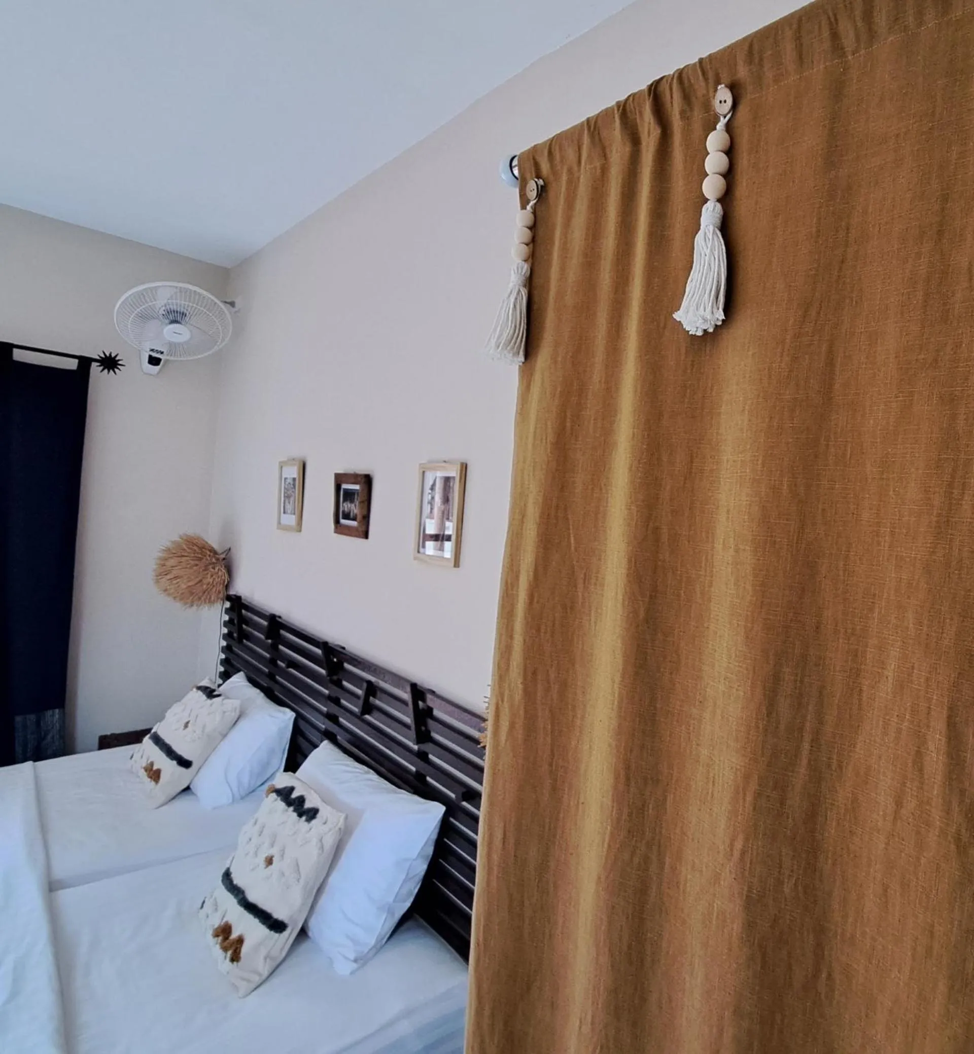 Bed in Laura's Guest House-adult only-