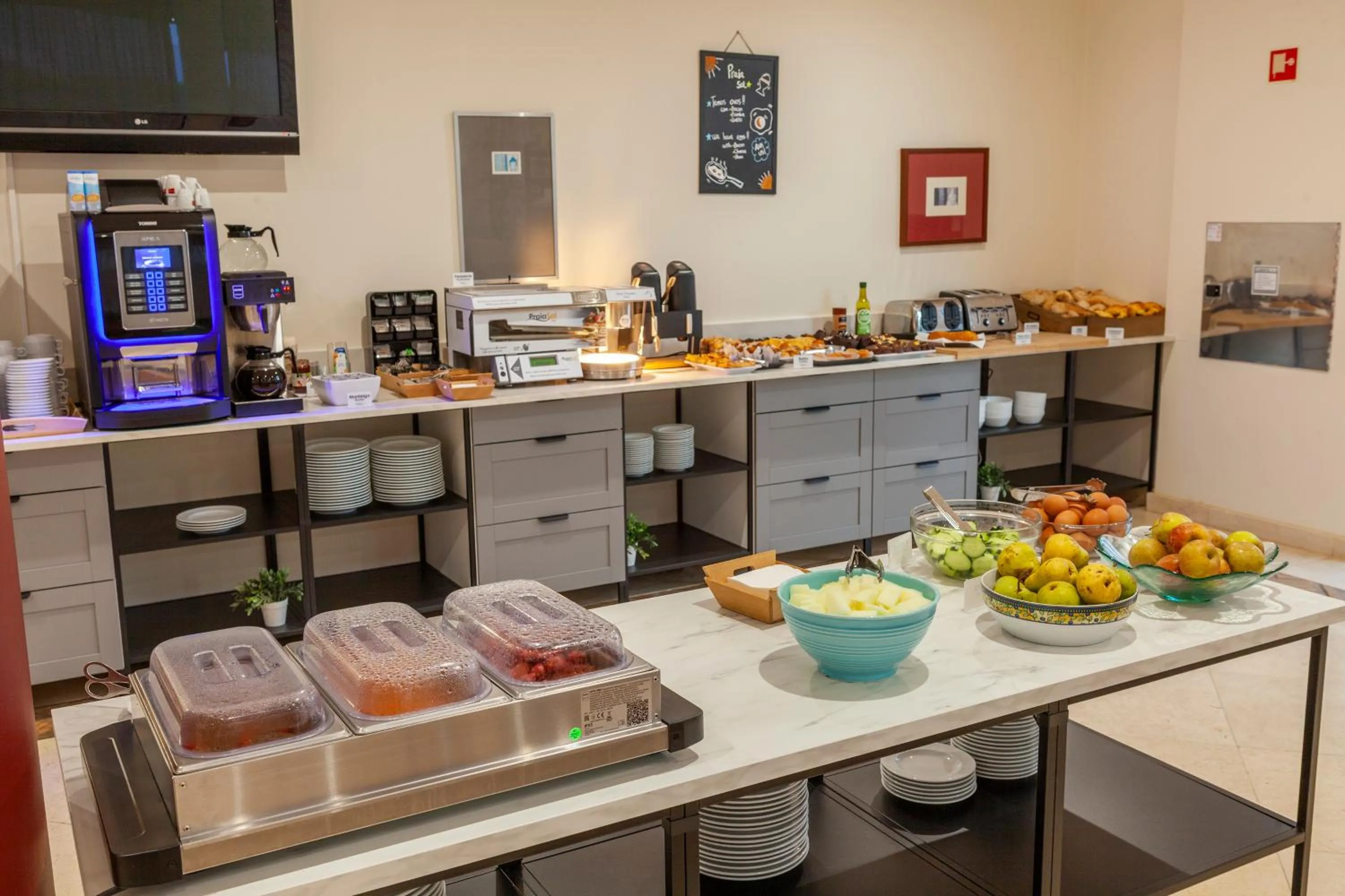 Buffet breakfast in Hotel Praia Sol