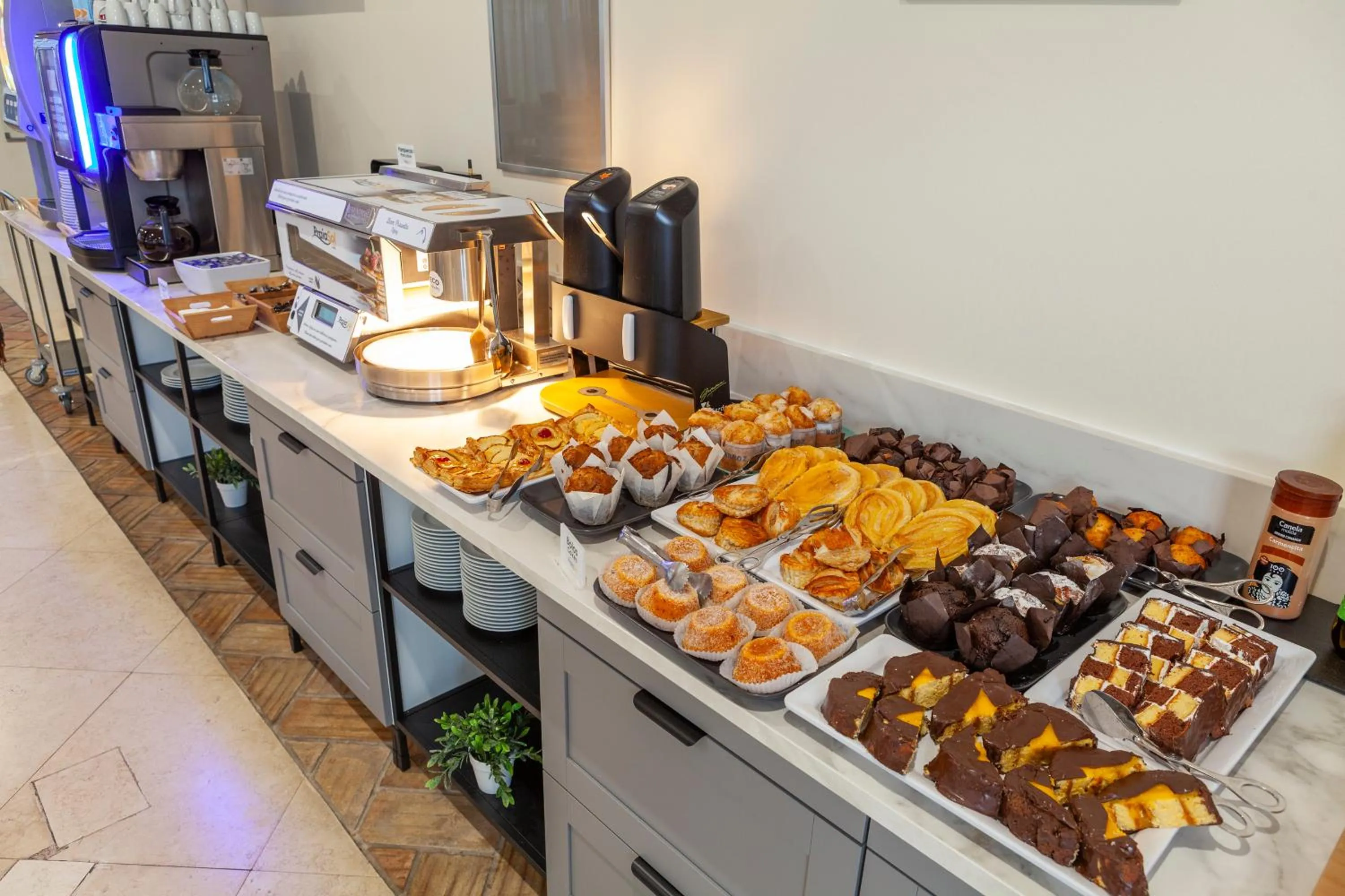 Buffet breakfast in Hotel Praia Sol