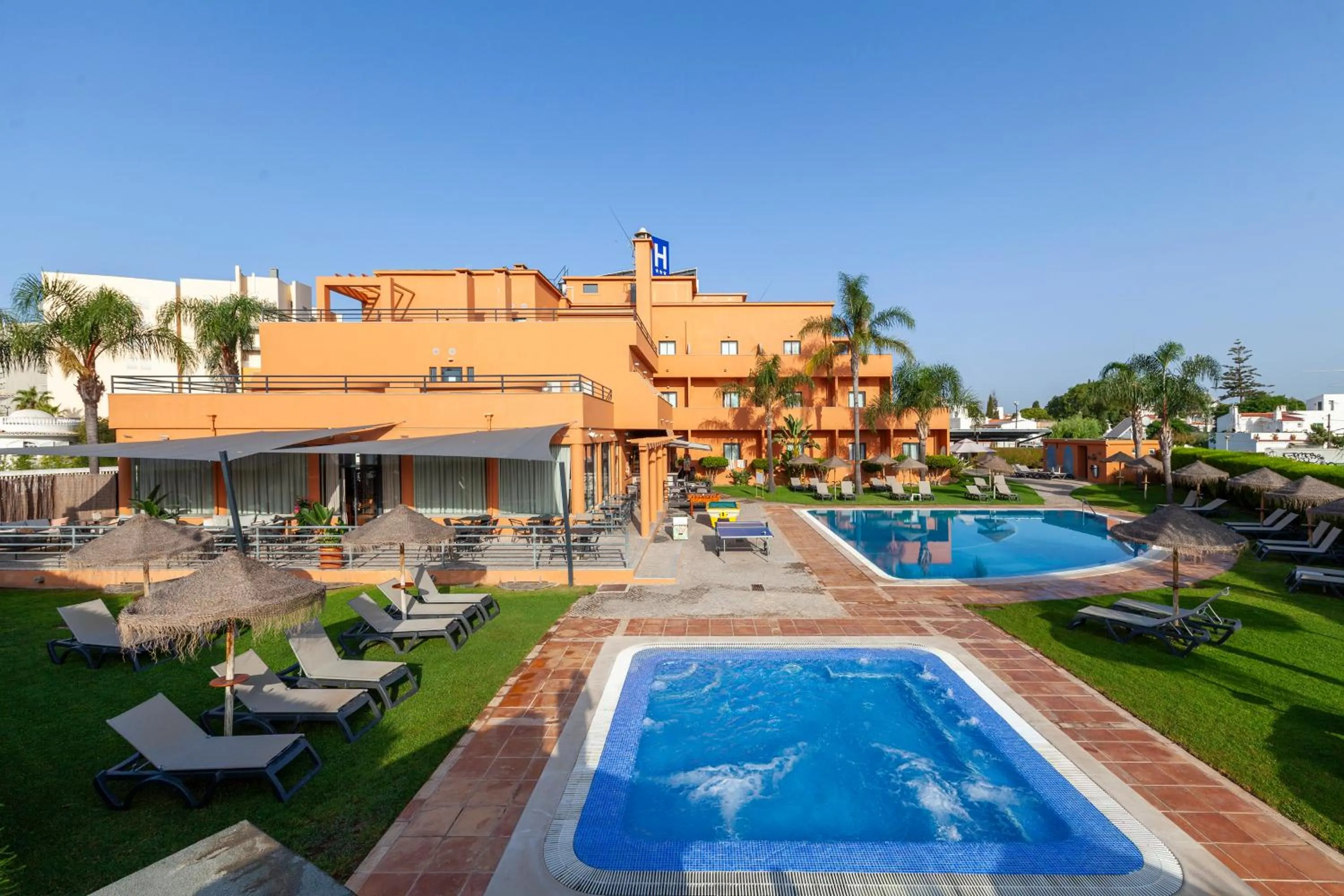 Swimming pool in Hotel Praia Sol