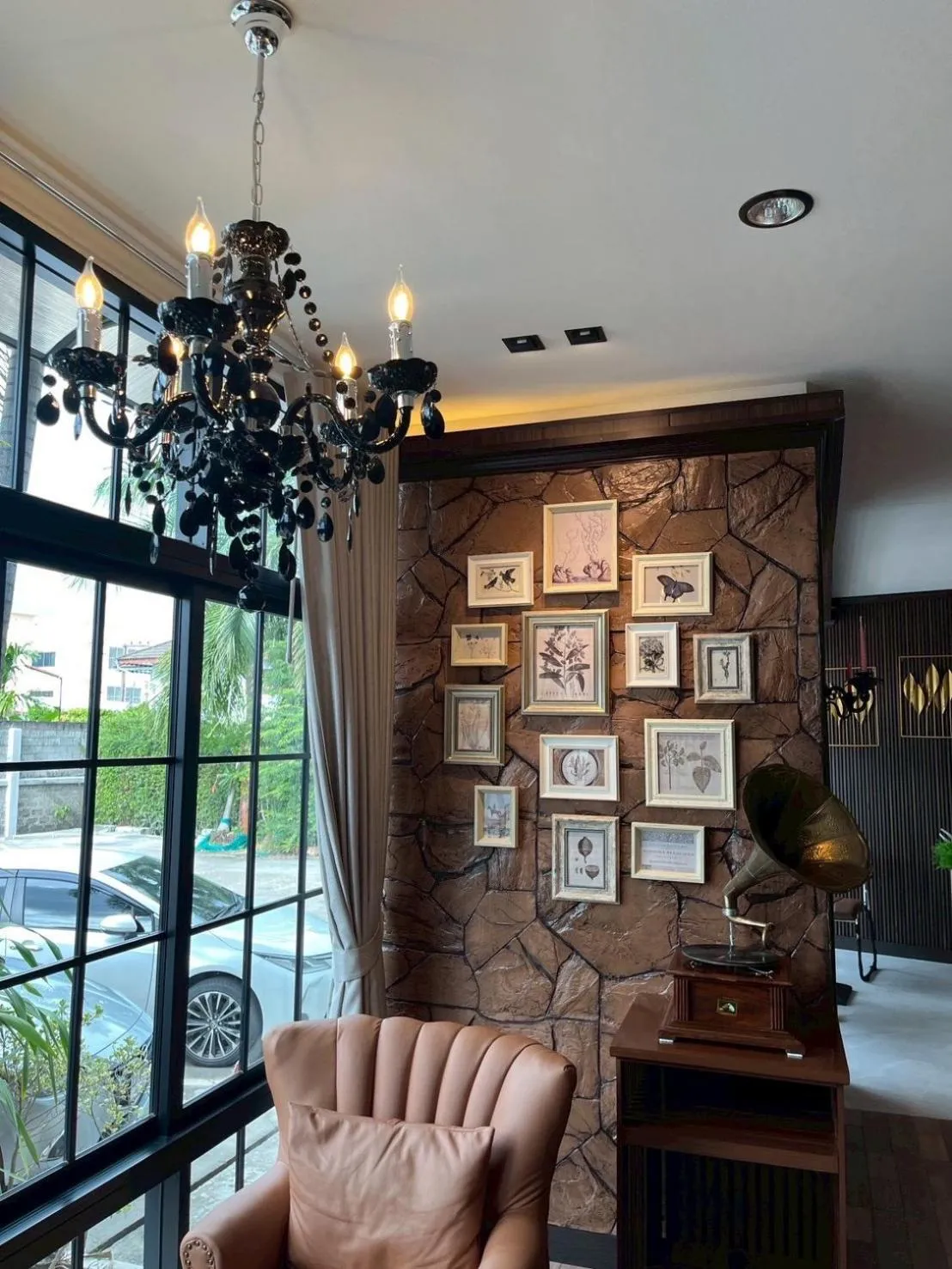 Restaurant/places to eat in The Room Boutique Hotel