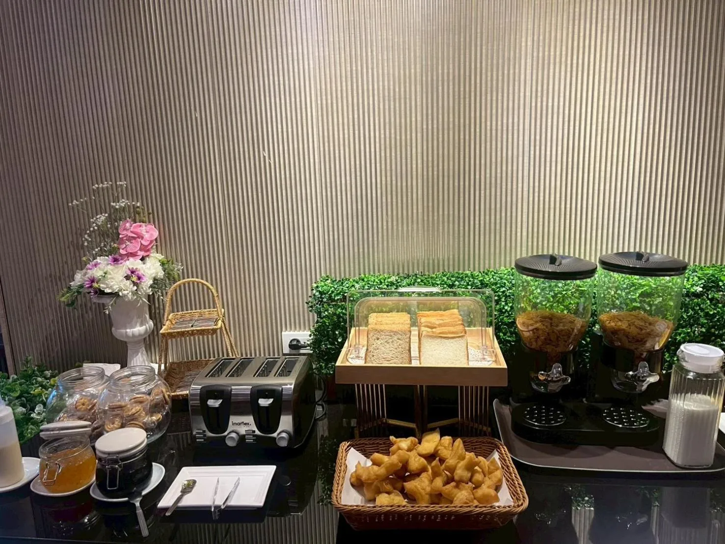 Restaurant/places to eat in The Room Boutique Hotel