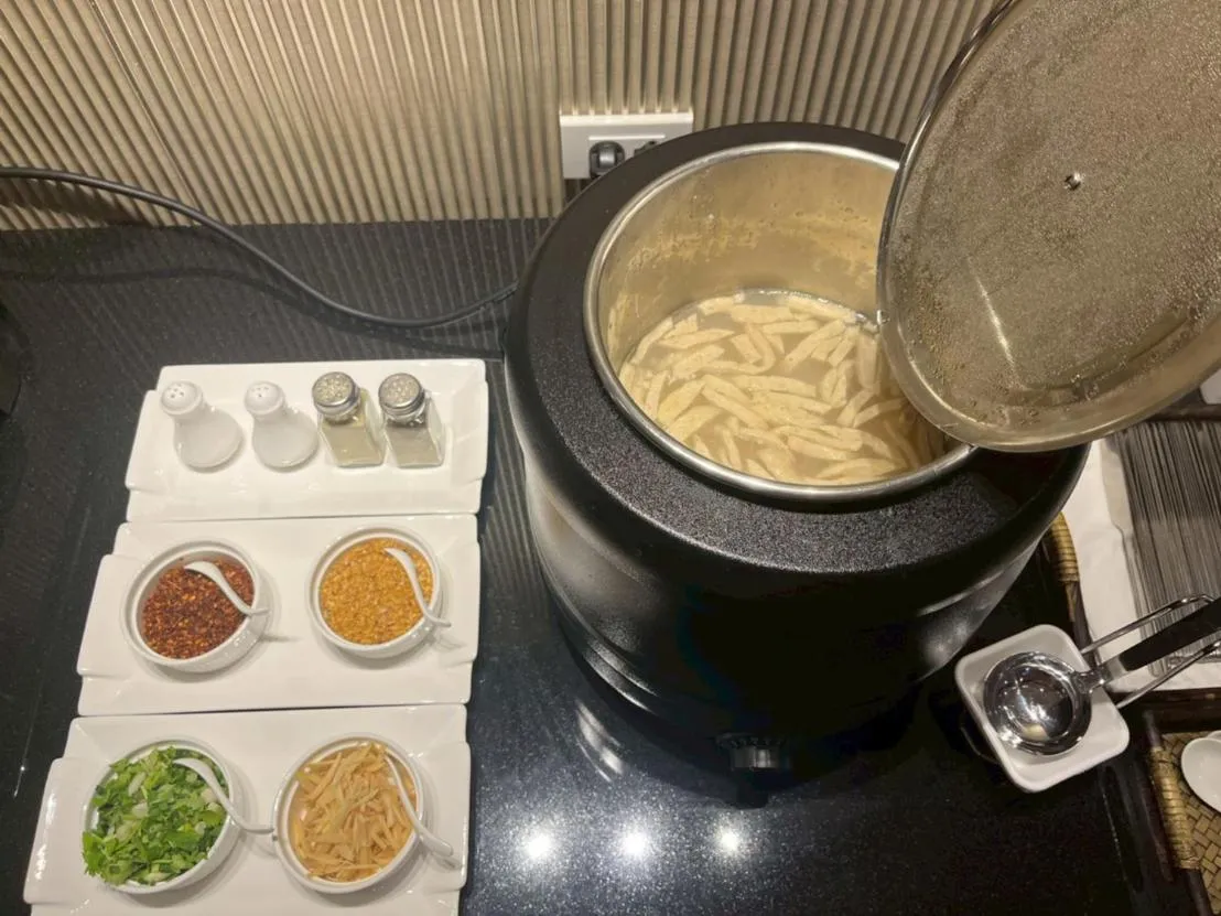 Restaurant/places to eat in The Room Boutique Hotel