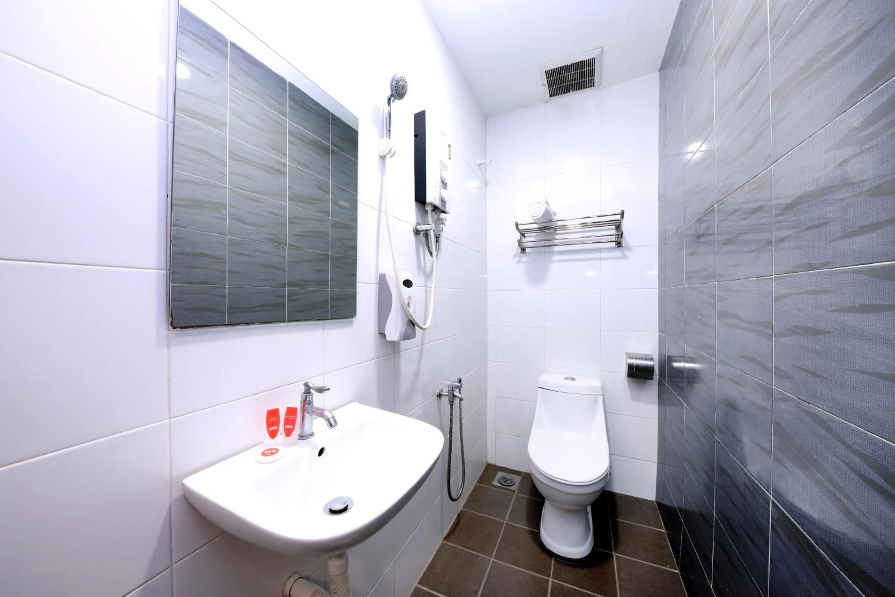 Bathroom in Hotel O 1184 Ho Hotel