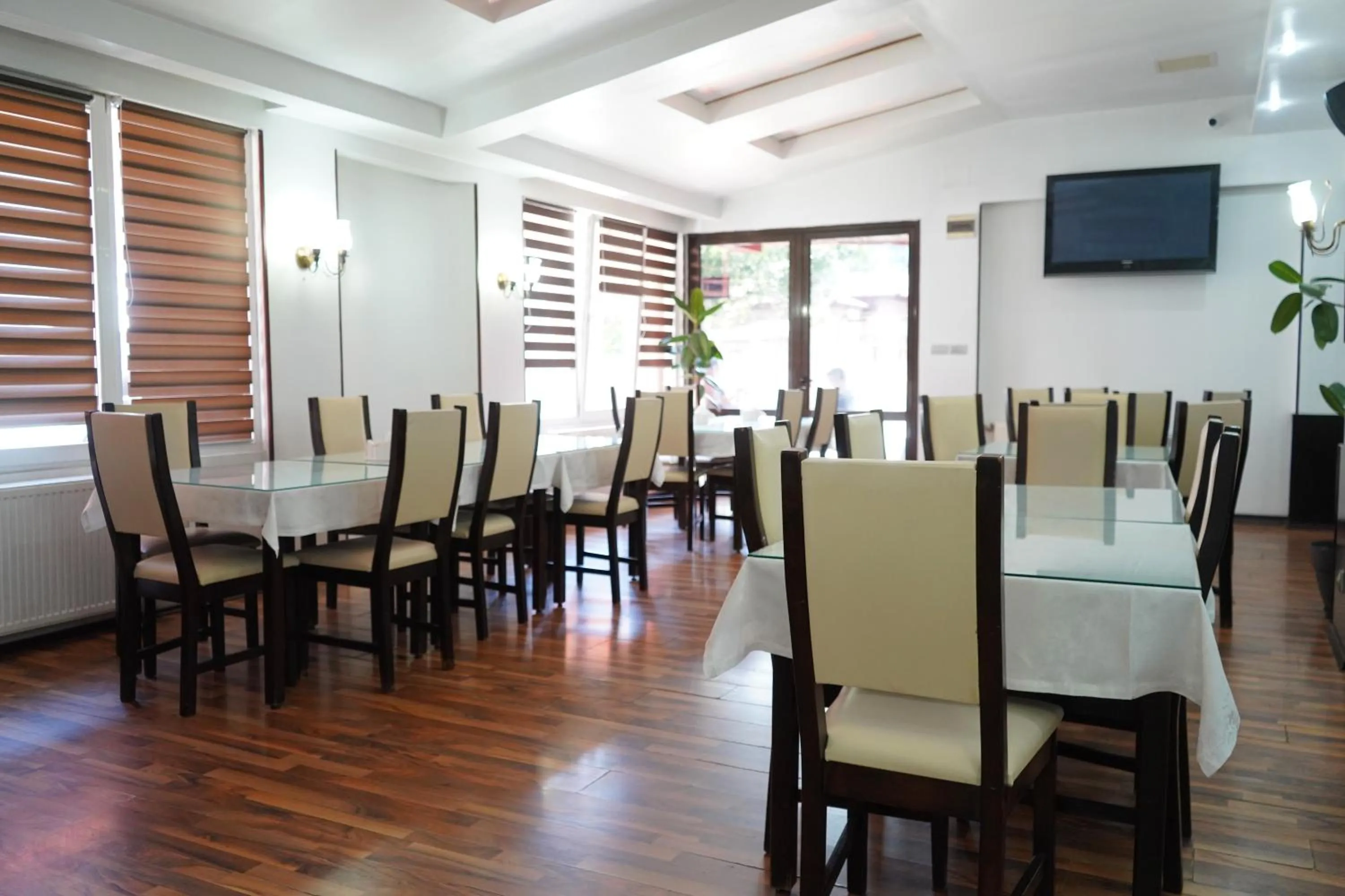 Restaurant/places to eat in Hotel Bliss