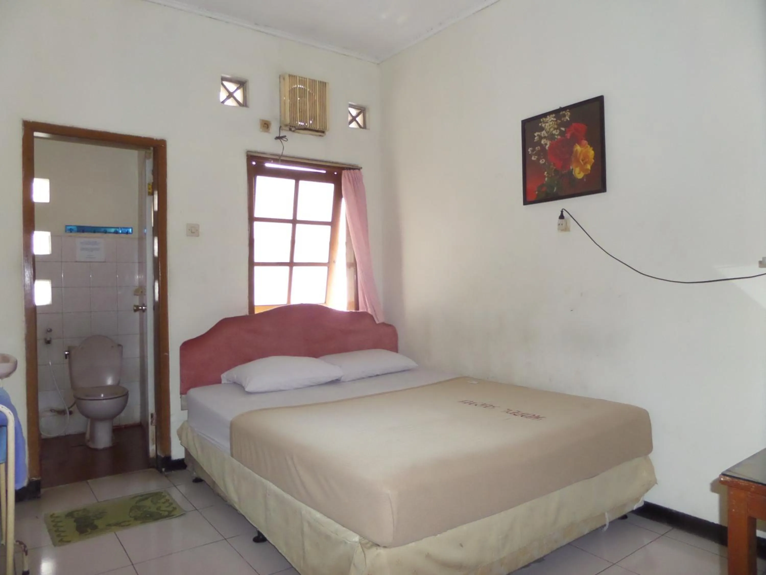 Toilet, Bed in Armi Hotel Malang