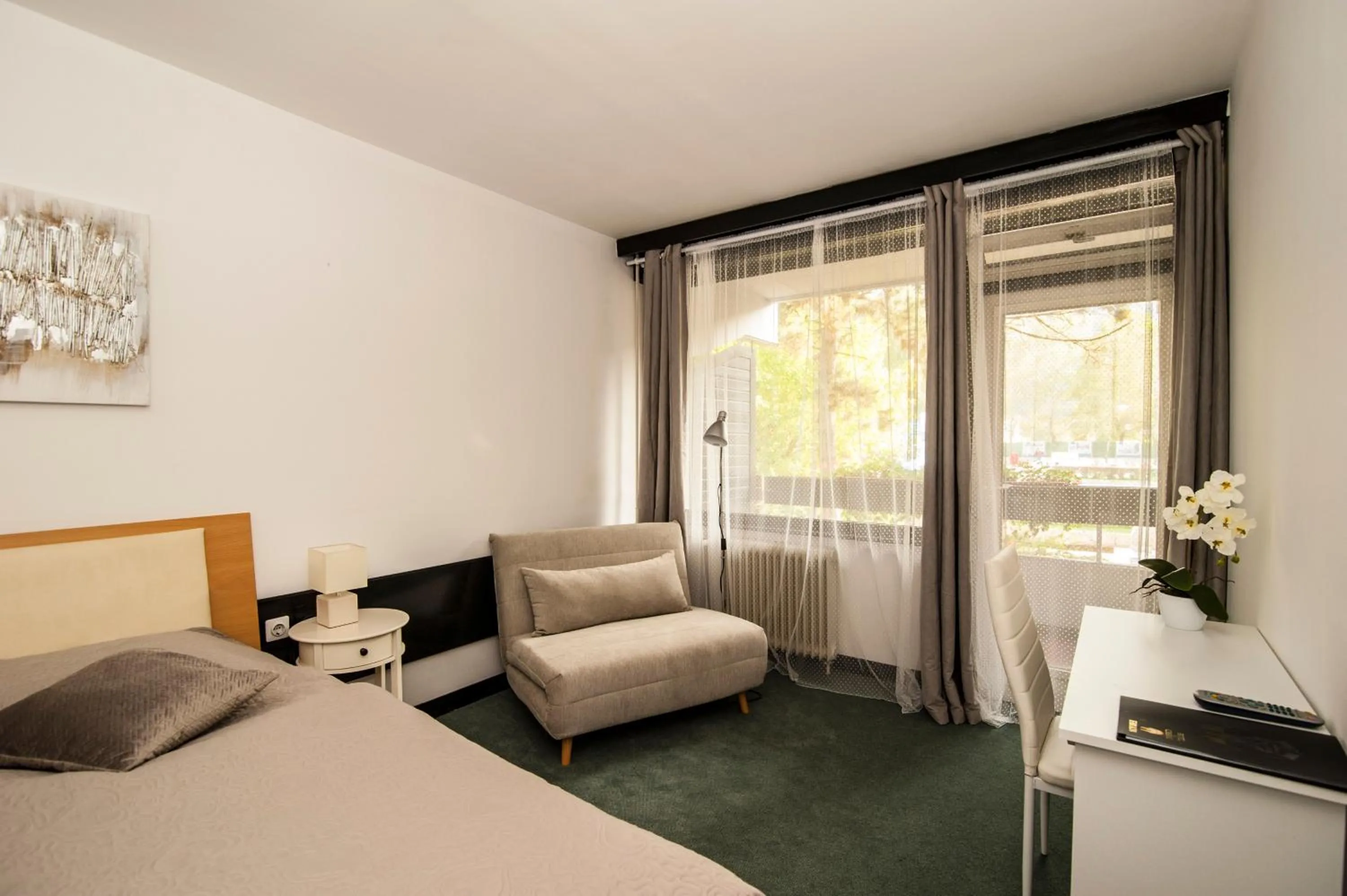 Seating area, Bed in Hotel Faraon