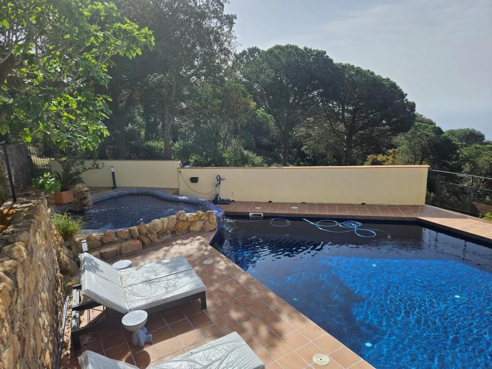 Swimming pool in La Roqueta Hotel