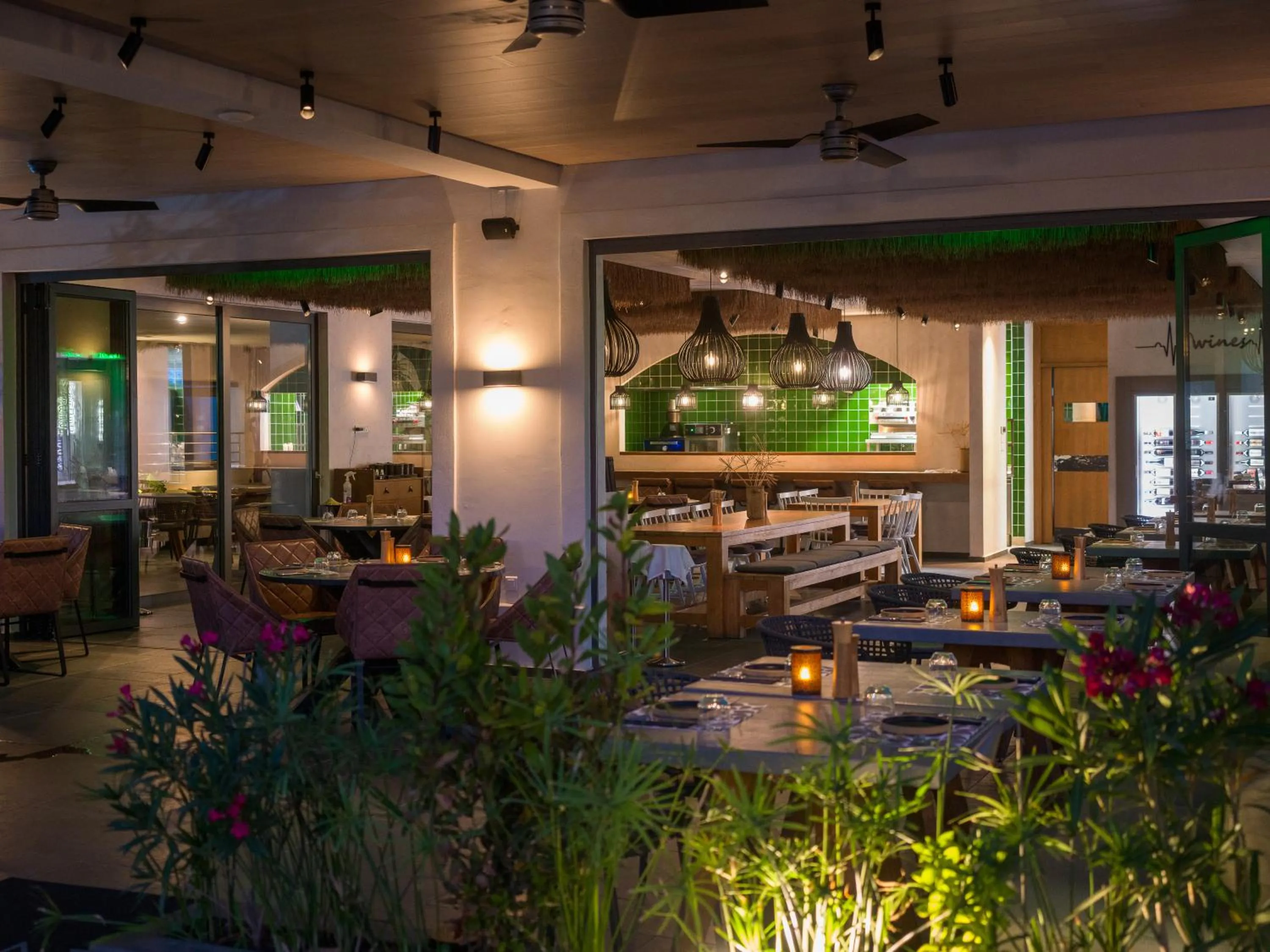 Restaurant/places to eat in Neptune Luxury Resort