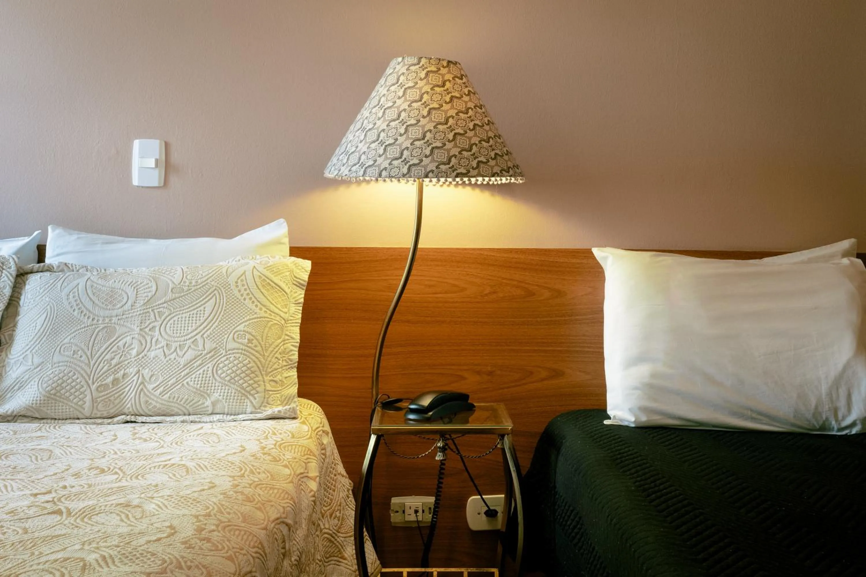 Bed in Hotel Geneve - 2km do Capivari