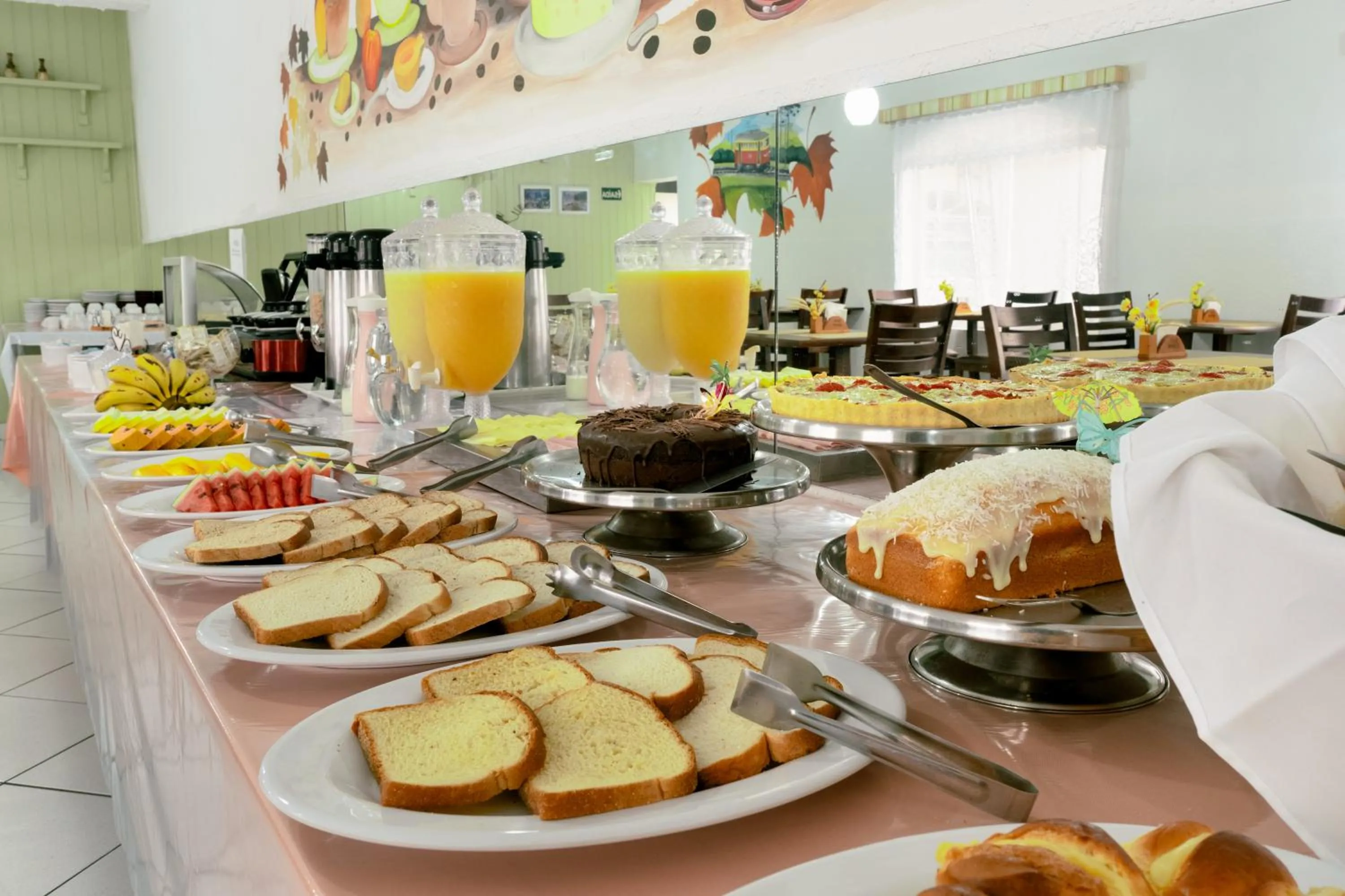 Breakfast in Hotel Geneve - 2km do Capivari