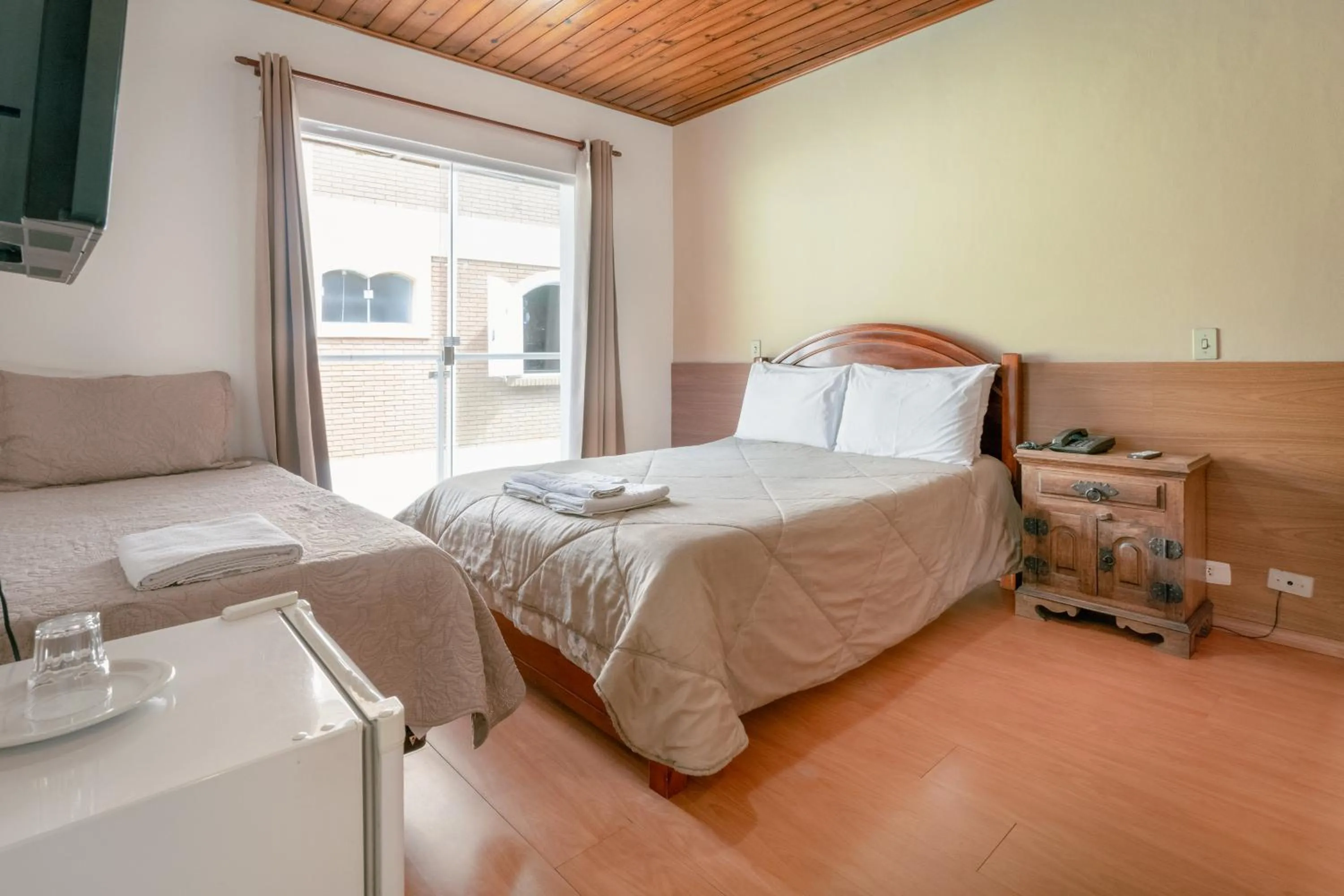 Bed in Hotel Geneve - 2km do Capivari