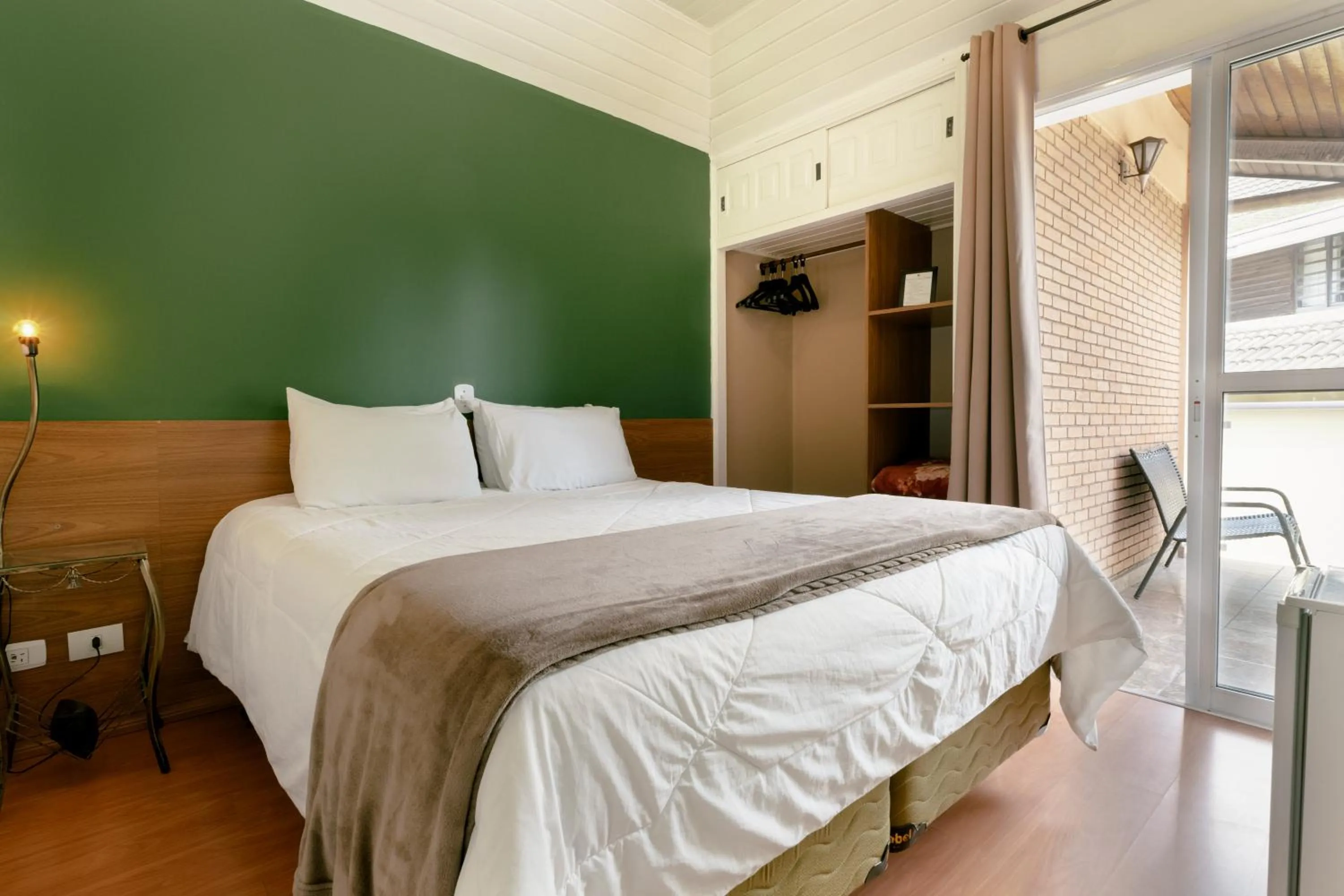 Bed in Hotel Geneve - 2km do Capivari