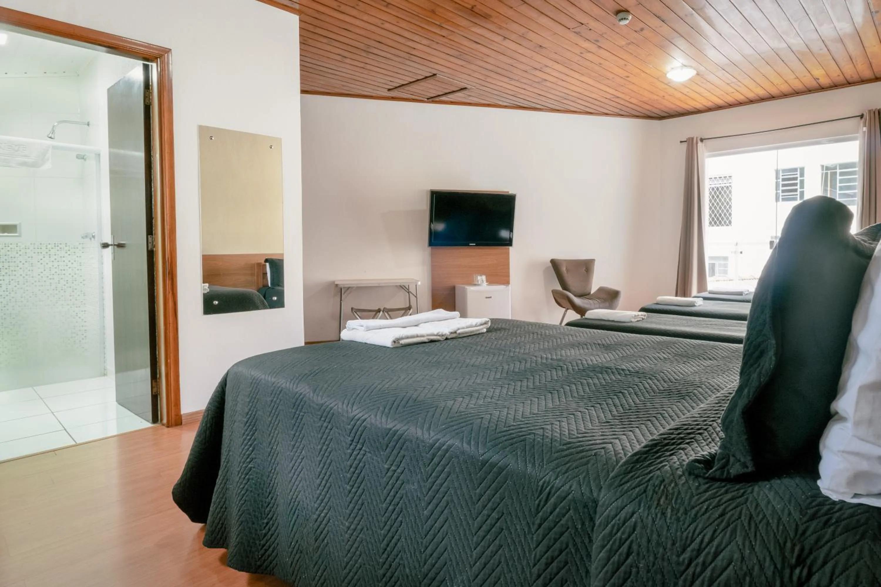 Bed in Hotel Geneve - 2km do Capivari