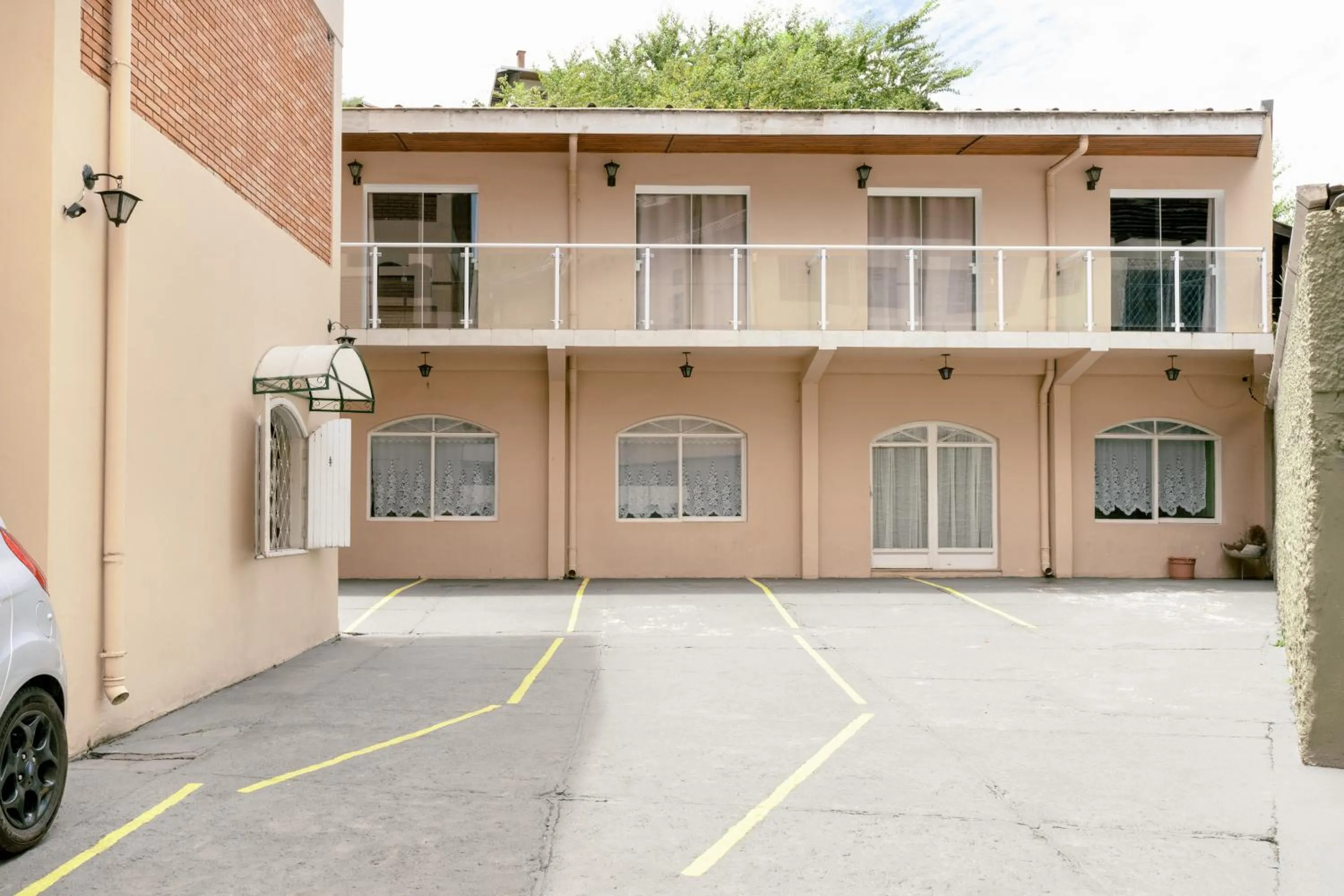 Property building in Hotel Geneve - 2km do Capivari