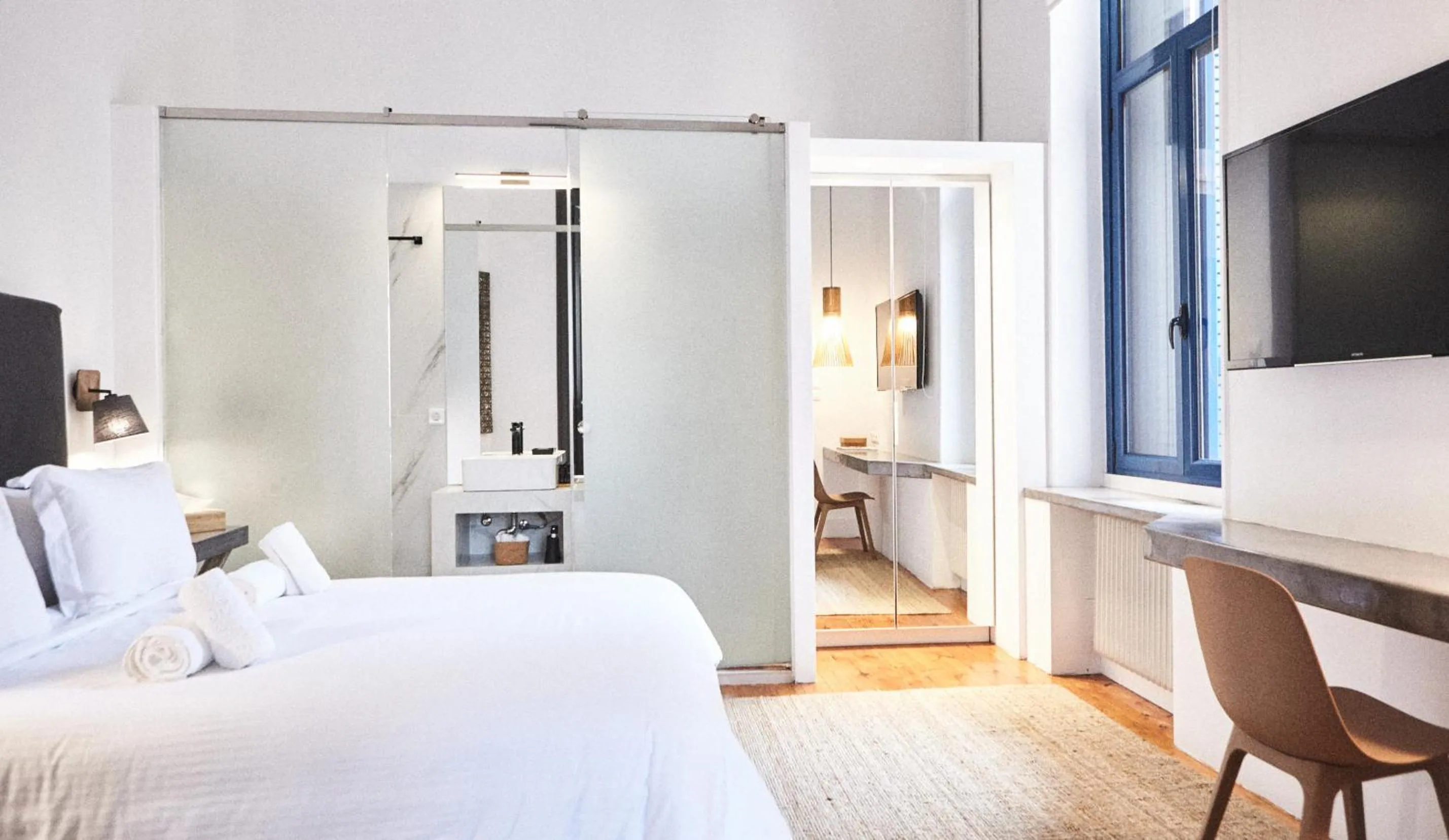 Shower, Bed in Art Pantheon - Suites & Apartments