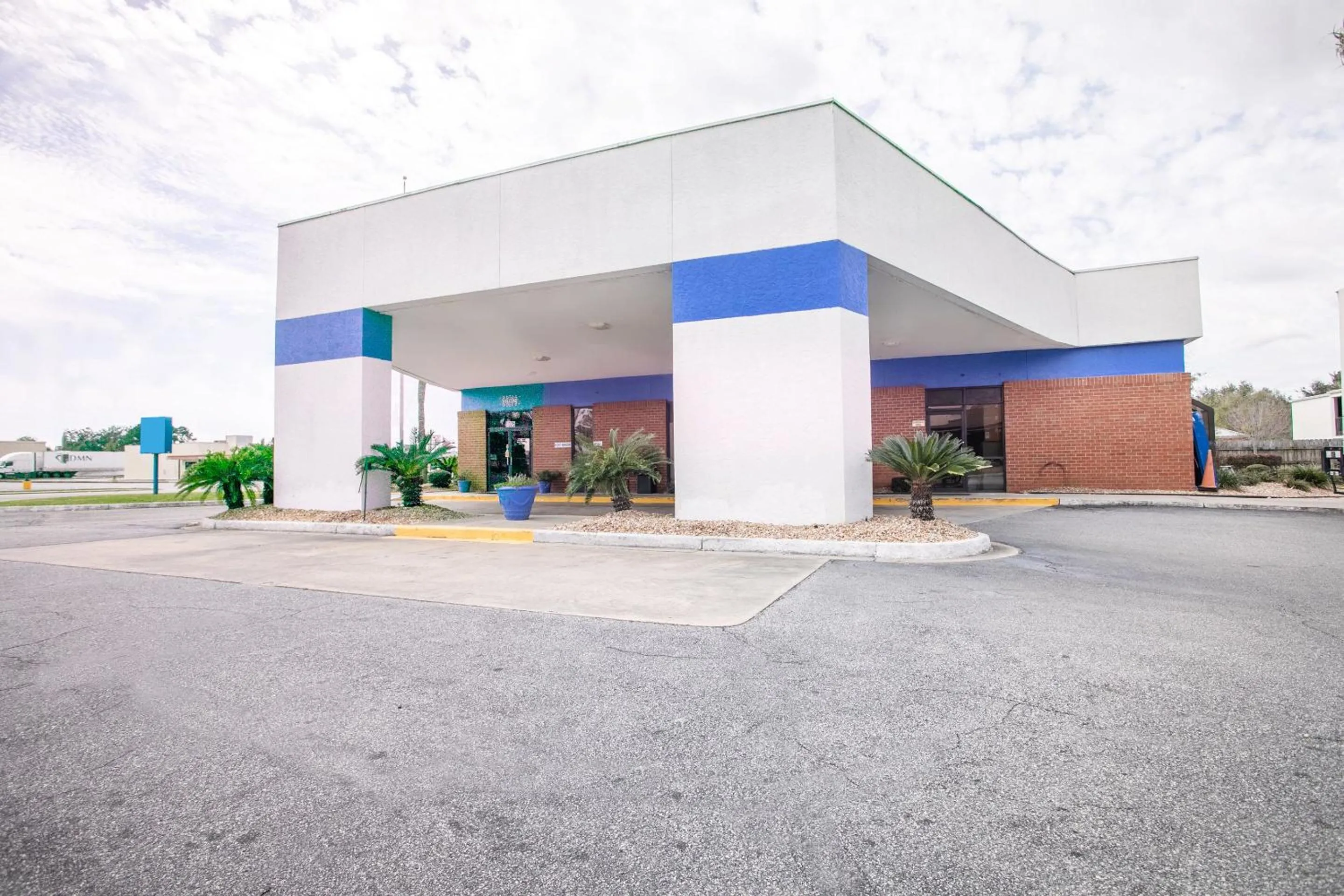 Facade/entrance in OYO Hotel Lake Park-Valdosta I-75