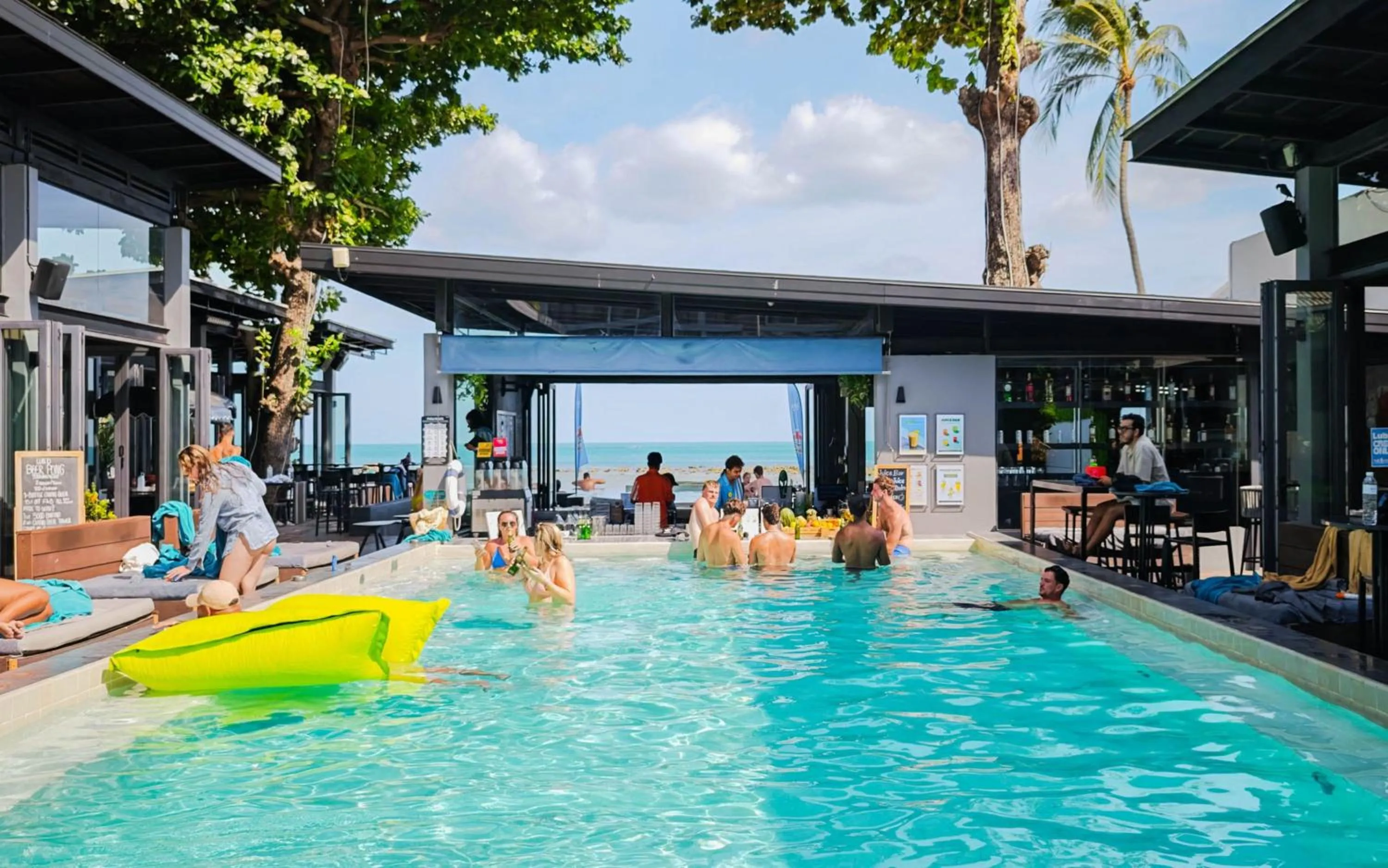Swimming pool in Lub d Koh Samui Chaweng Beach - Beachfront & Vibrant Social Vibe