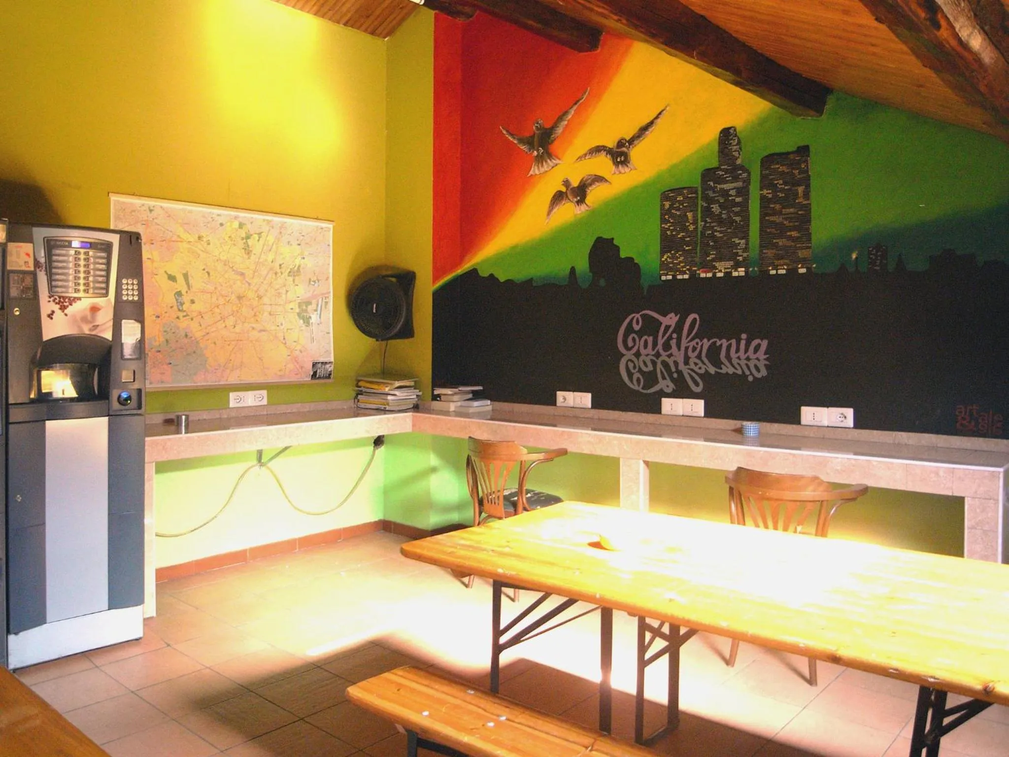 Communal lounge/ TV room, TV/Entertainment Center in Hostel California