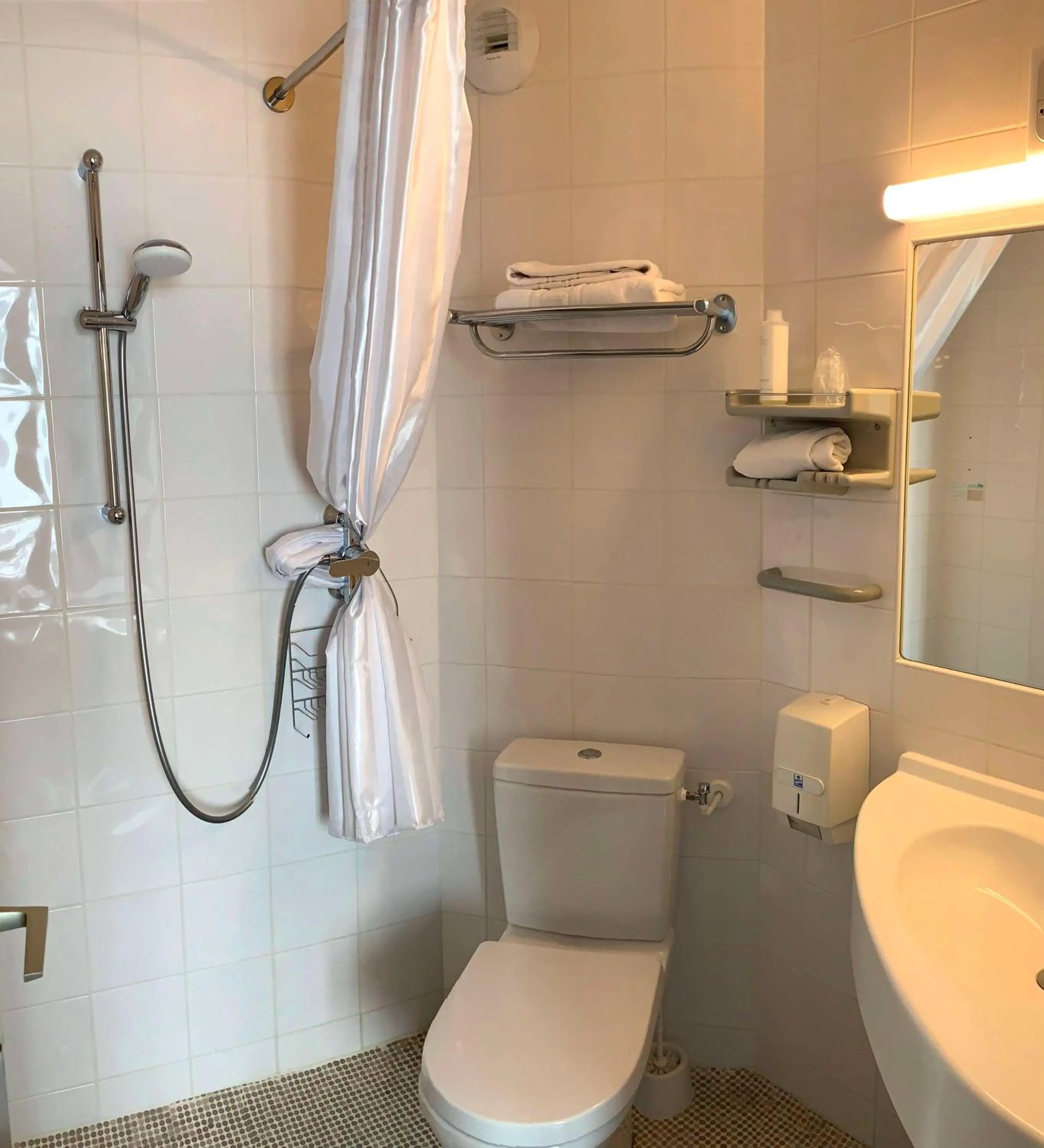 Toilet in Campanile Grenoble Centre Gare