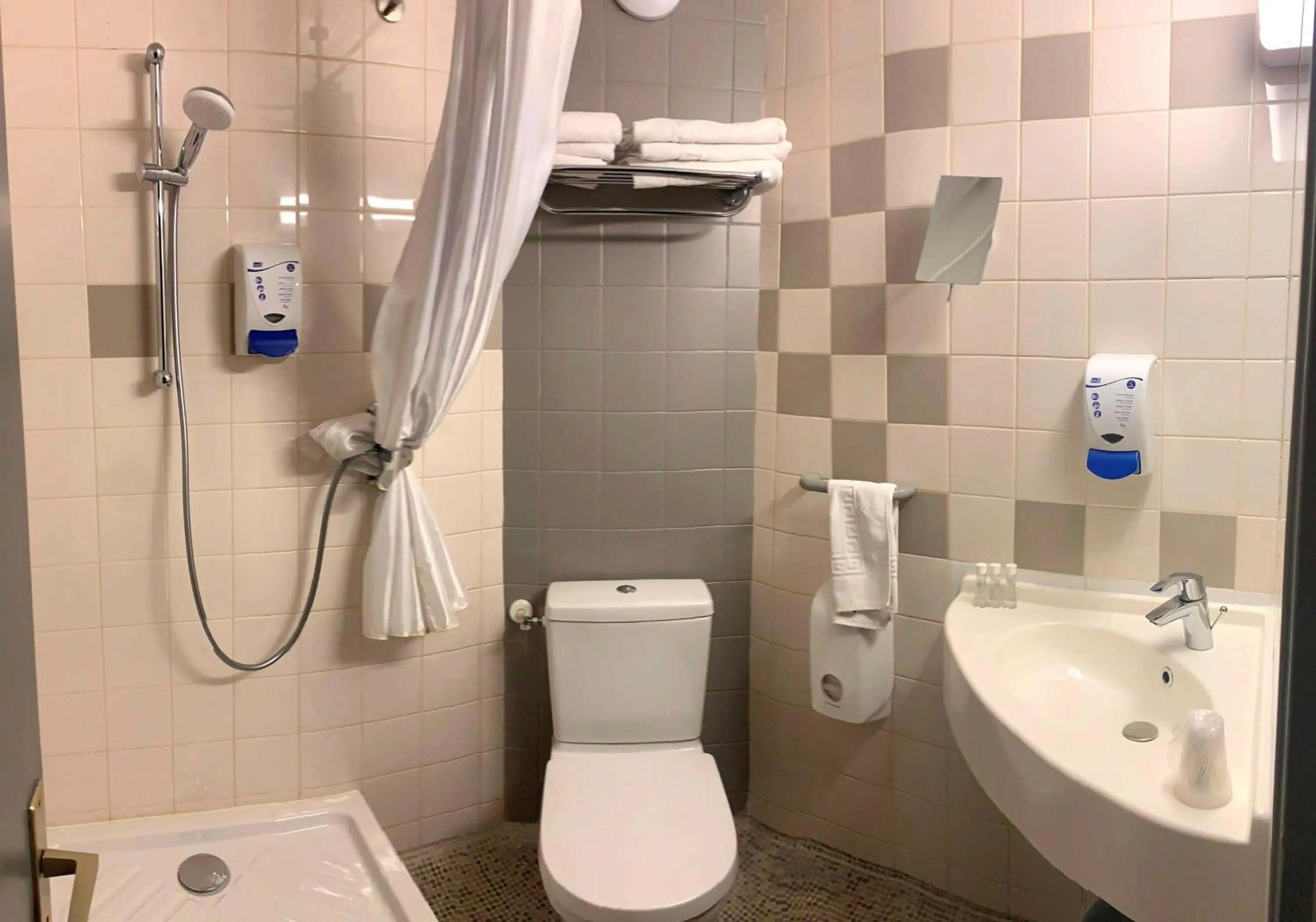 Bathroom in Campanile Grenoble Centre Gare