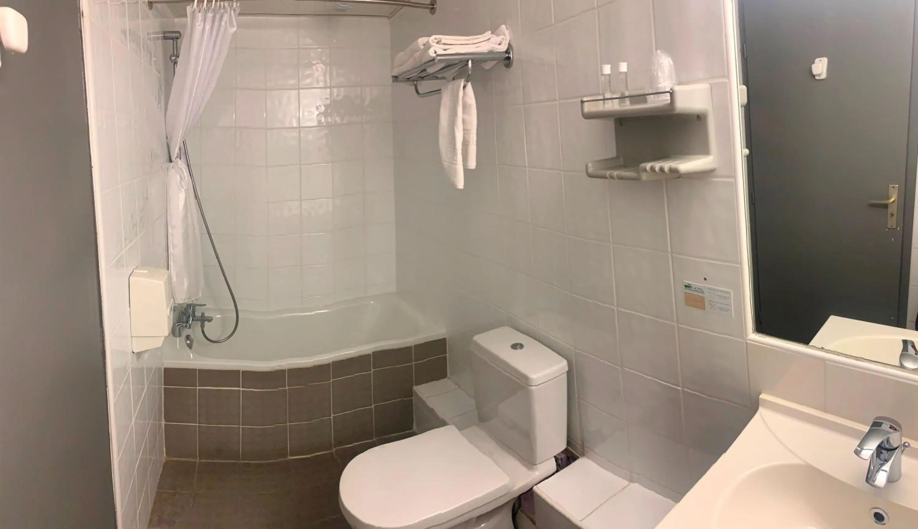 Bathroom in Campanile Grenoble Centre Gare