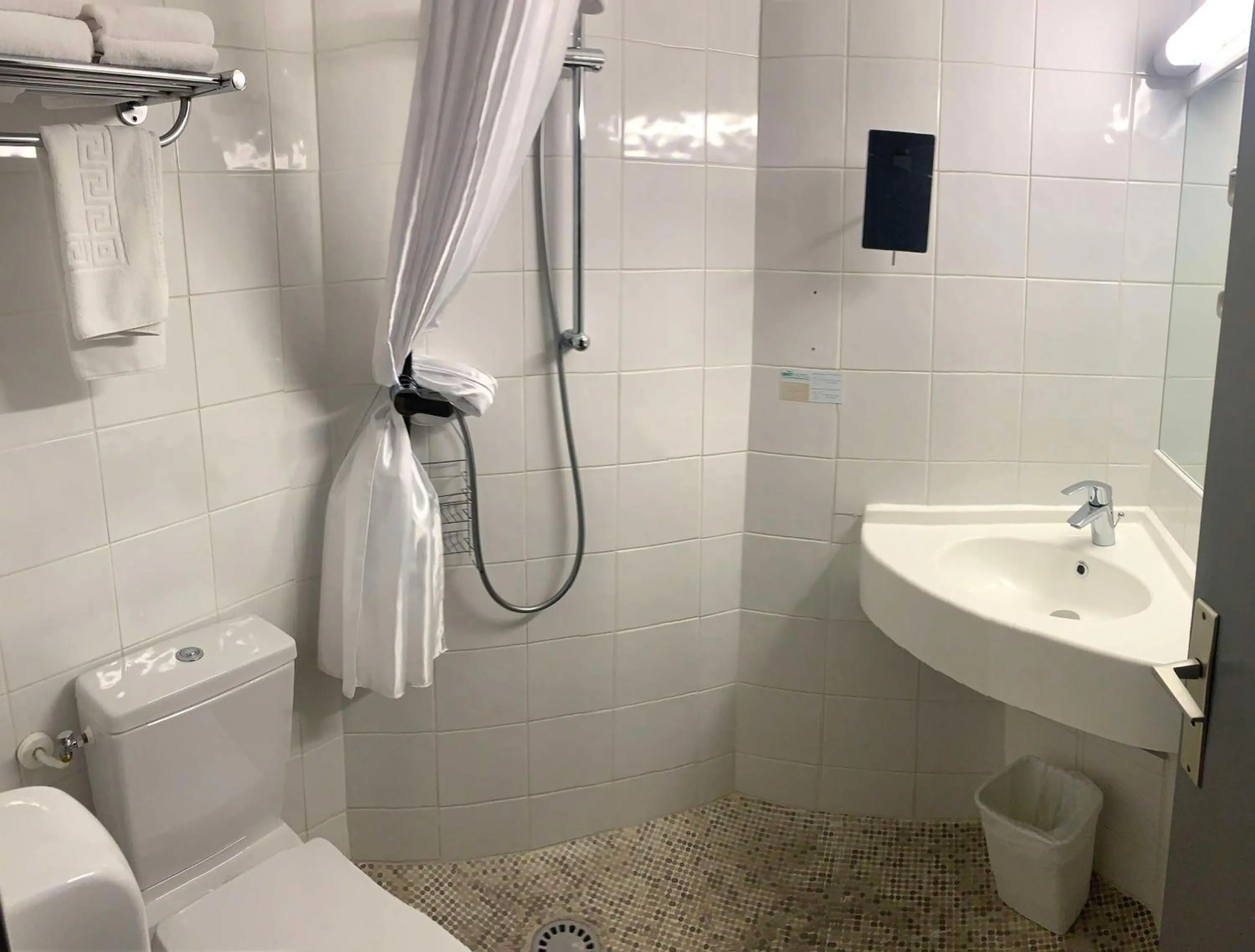 Bathroom in Campanile Grenoble Centre Gare